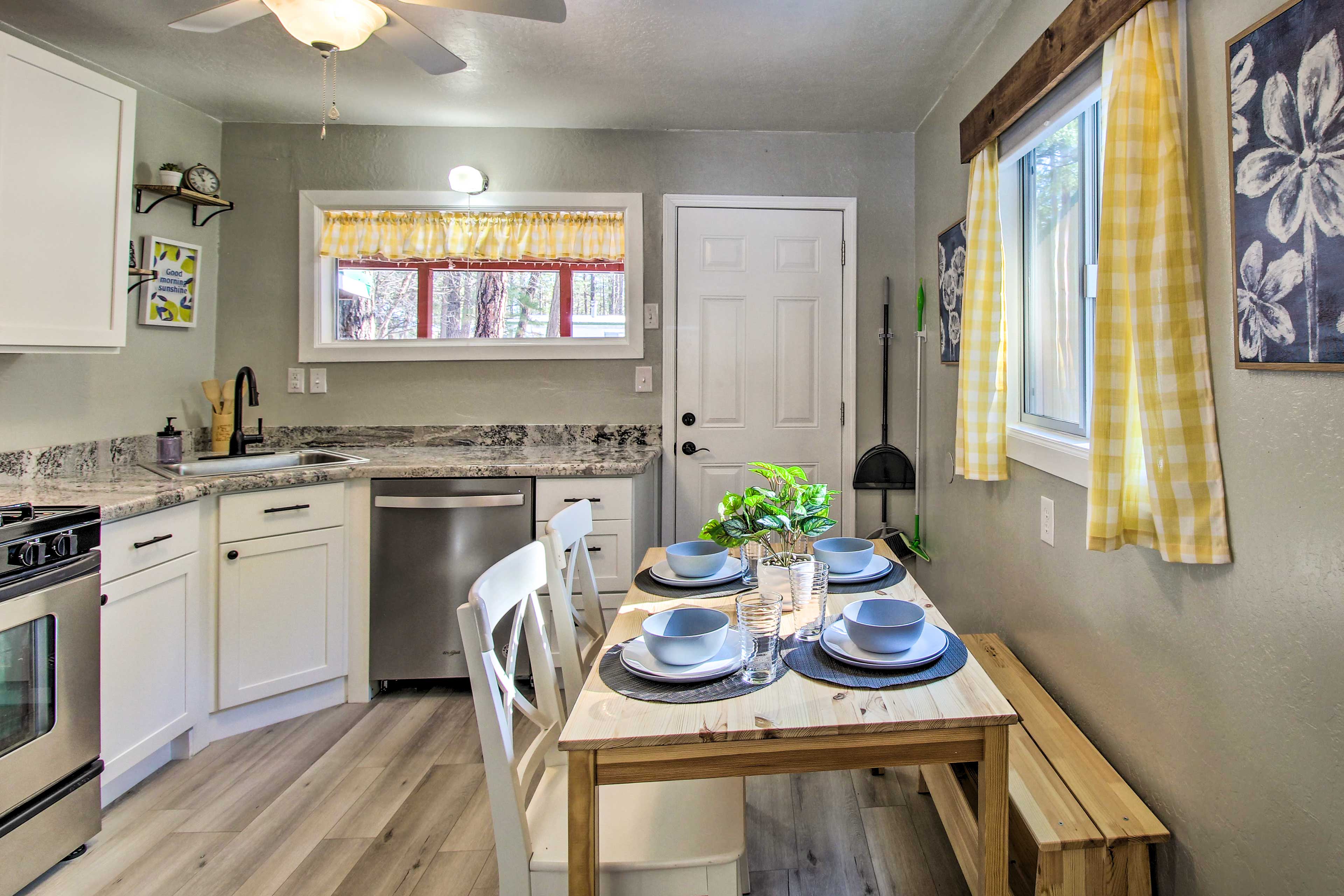 Dining Area | Dishware & Flatware Provided