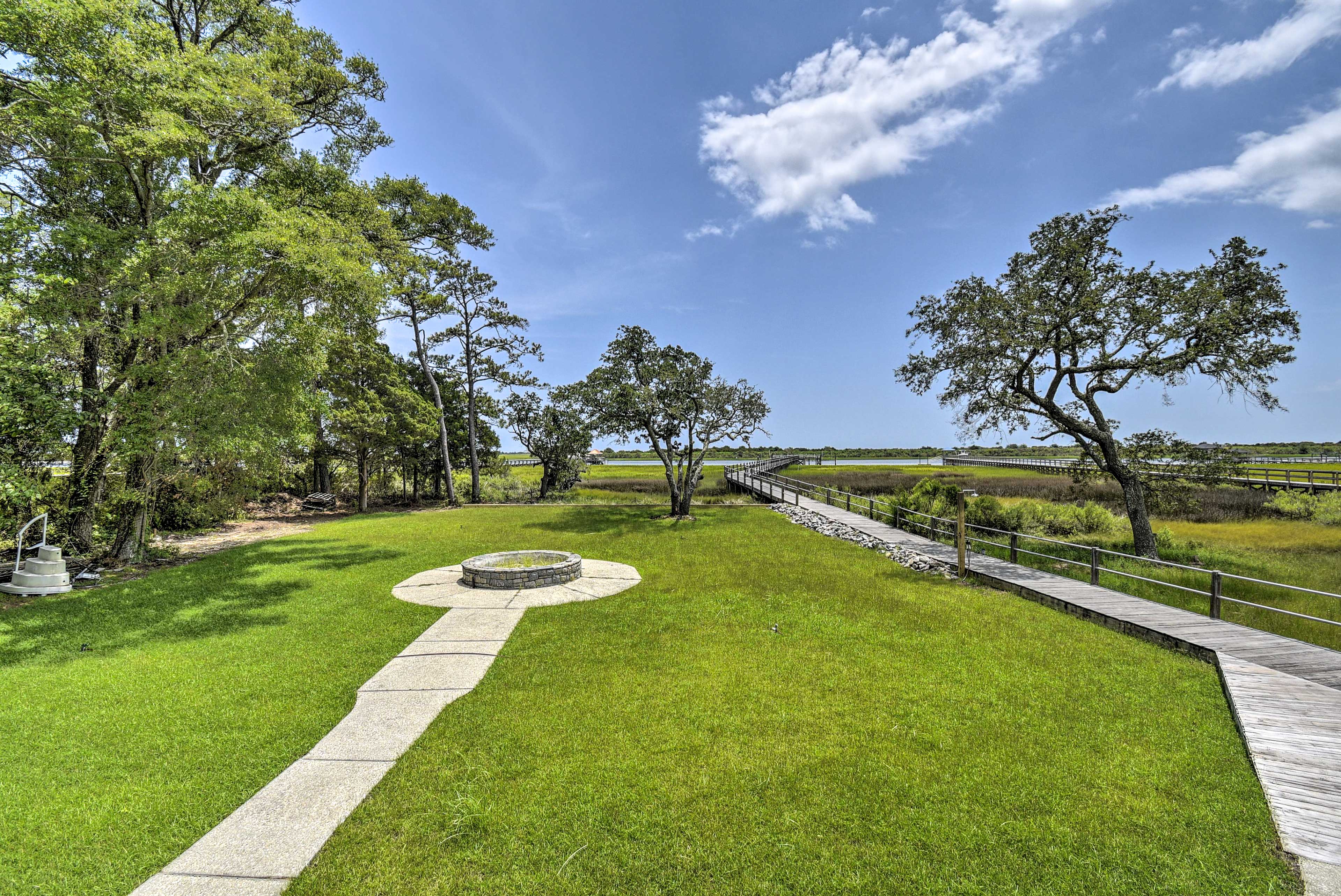 Private Yard | Fire Pit | 3 External Security Cameras (Facing Out)