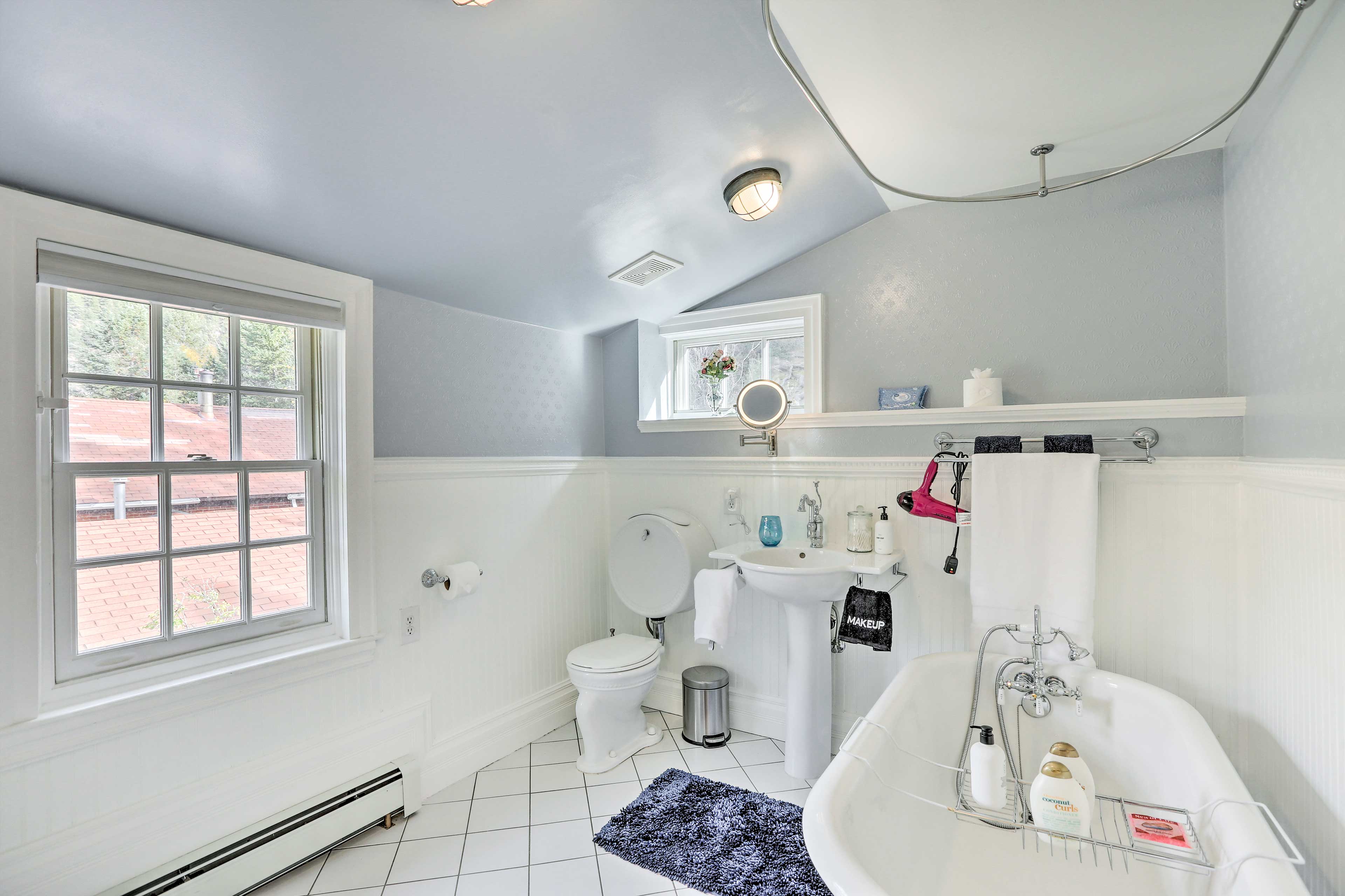 Full Bathroom | 2nd Floor | Complimentary Toiletries
