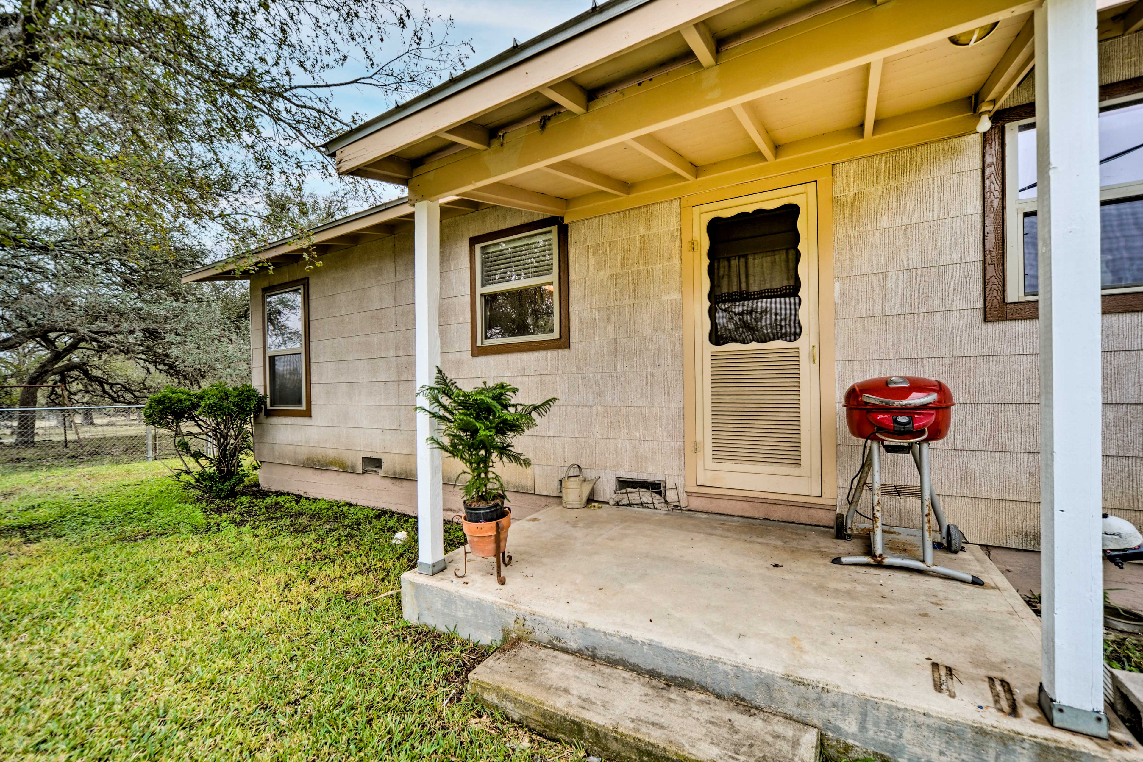 Covered Patio | Grill