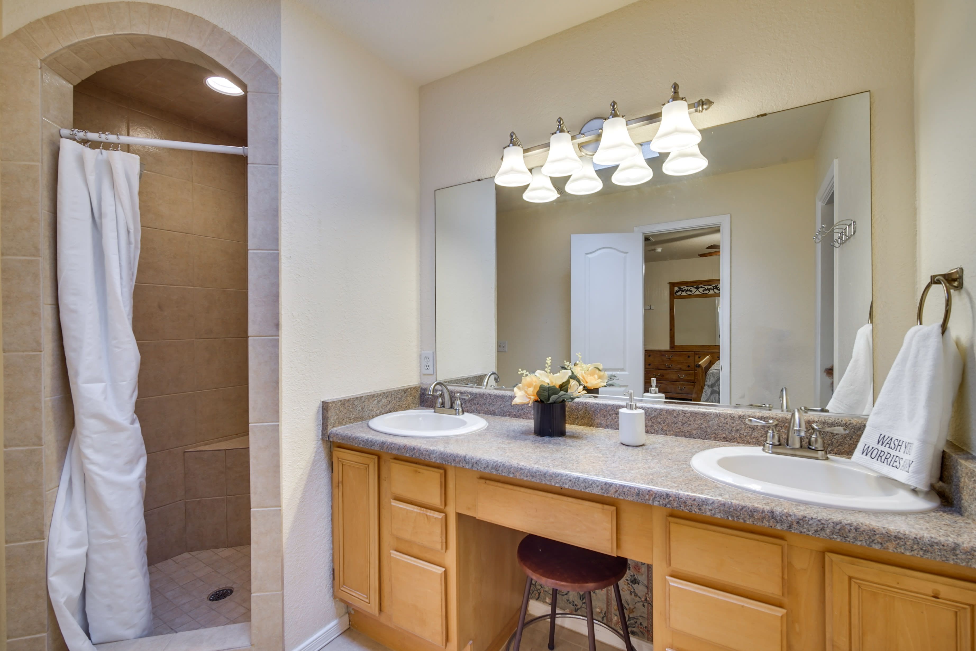 Full Bathroom | Complimentary Toiletries