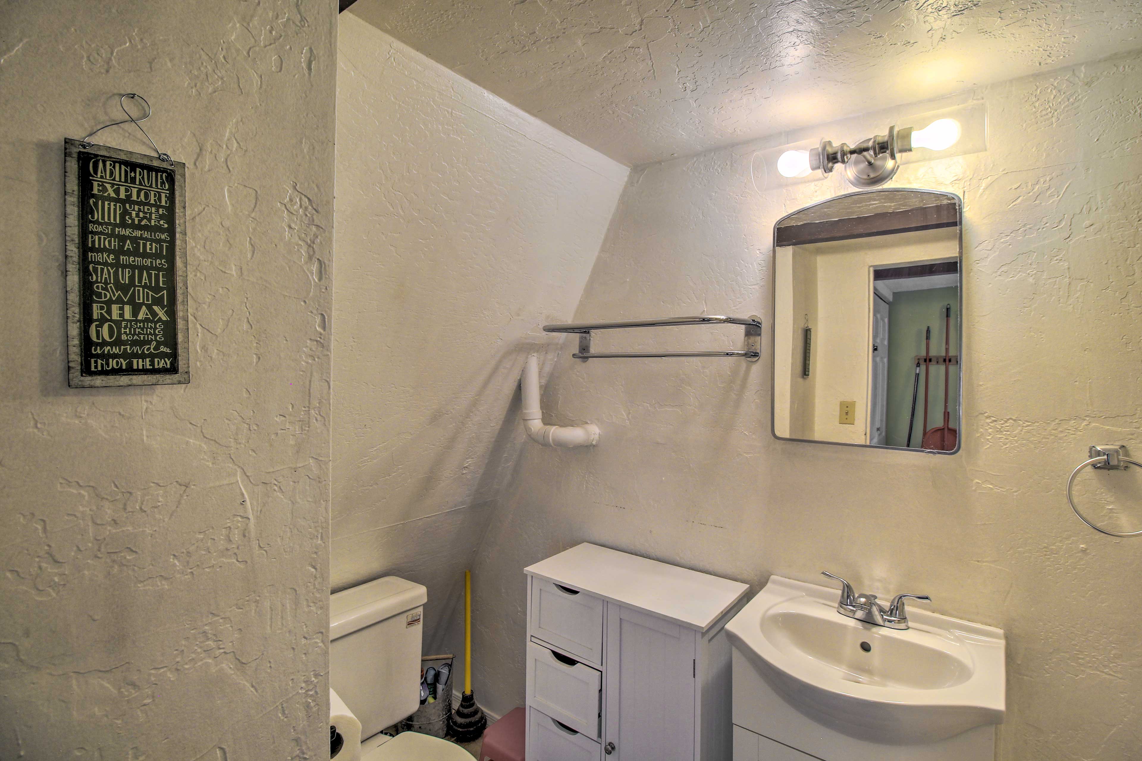 Full Bathroom | 1st Floor | Complimentary Toiletries | Towels