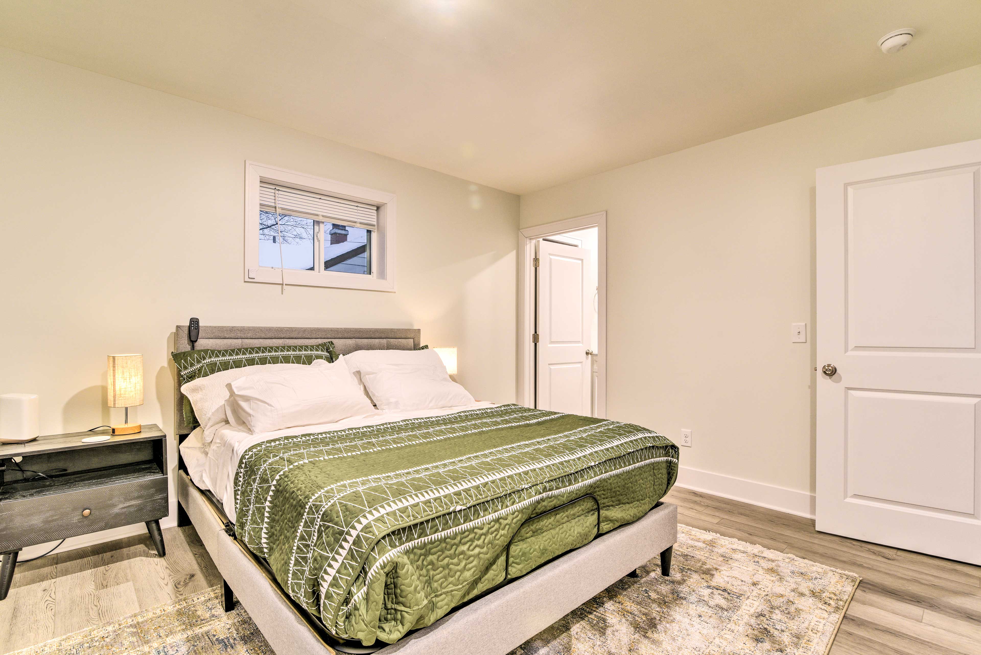 Bedroom 1 | Main Level | Queen Bed | Linens Provided | Smart TV