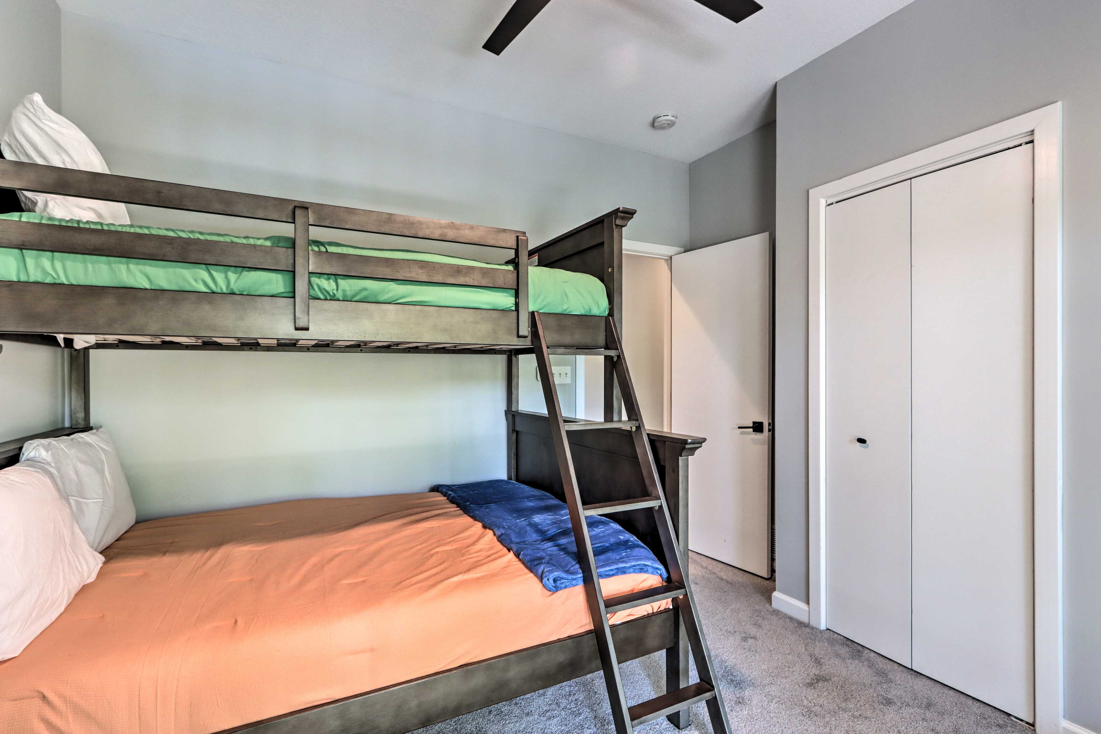 Bedroom 2 | Twin/Full Bunk Bed