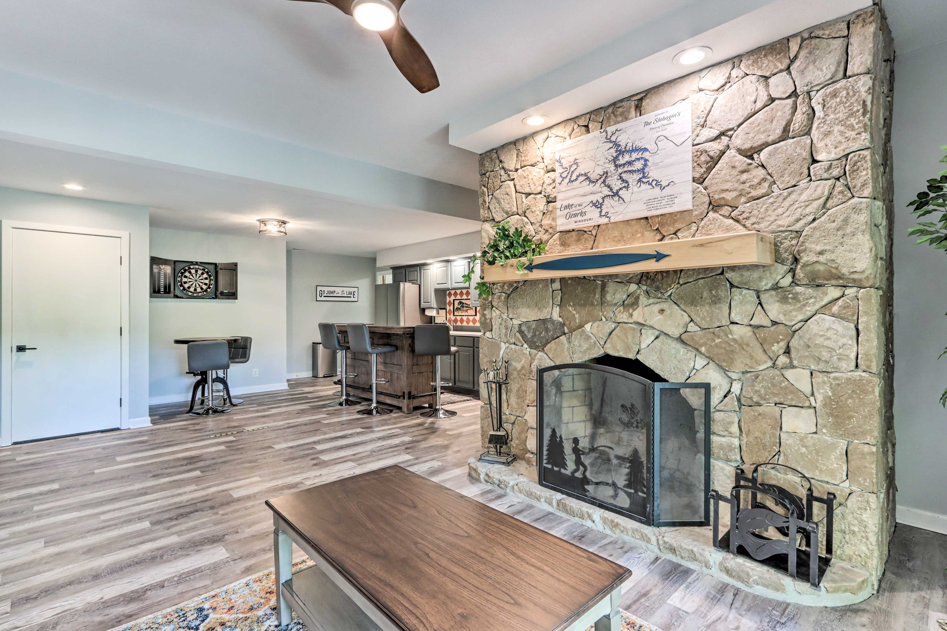 Living Room | Fireplace | Wet Bar | Smart TV