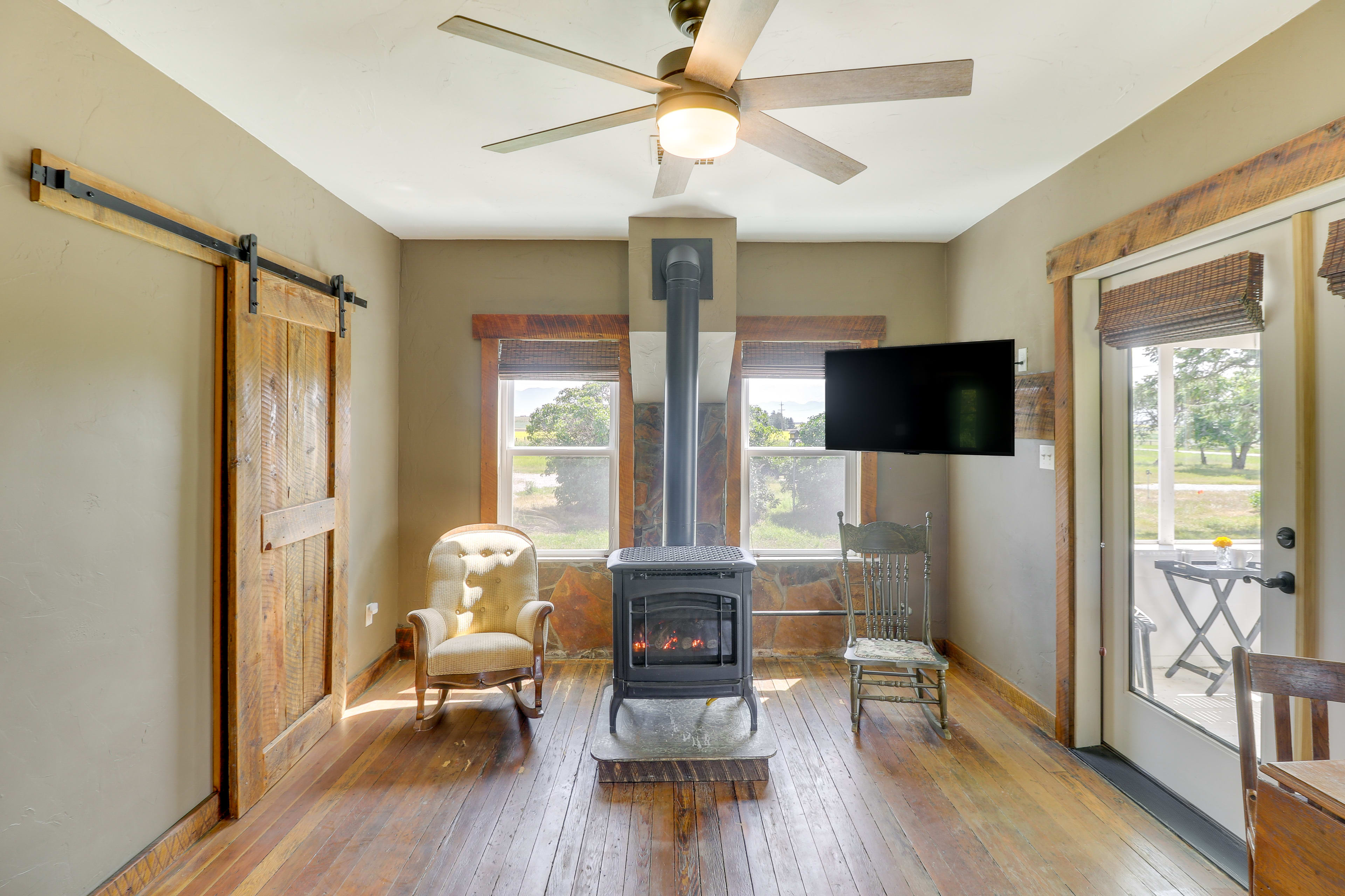 Living Room | Smart TV | Gas Fireplace