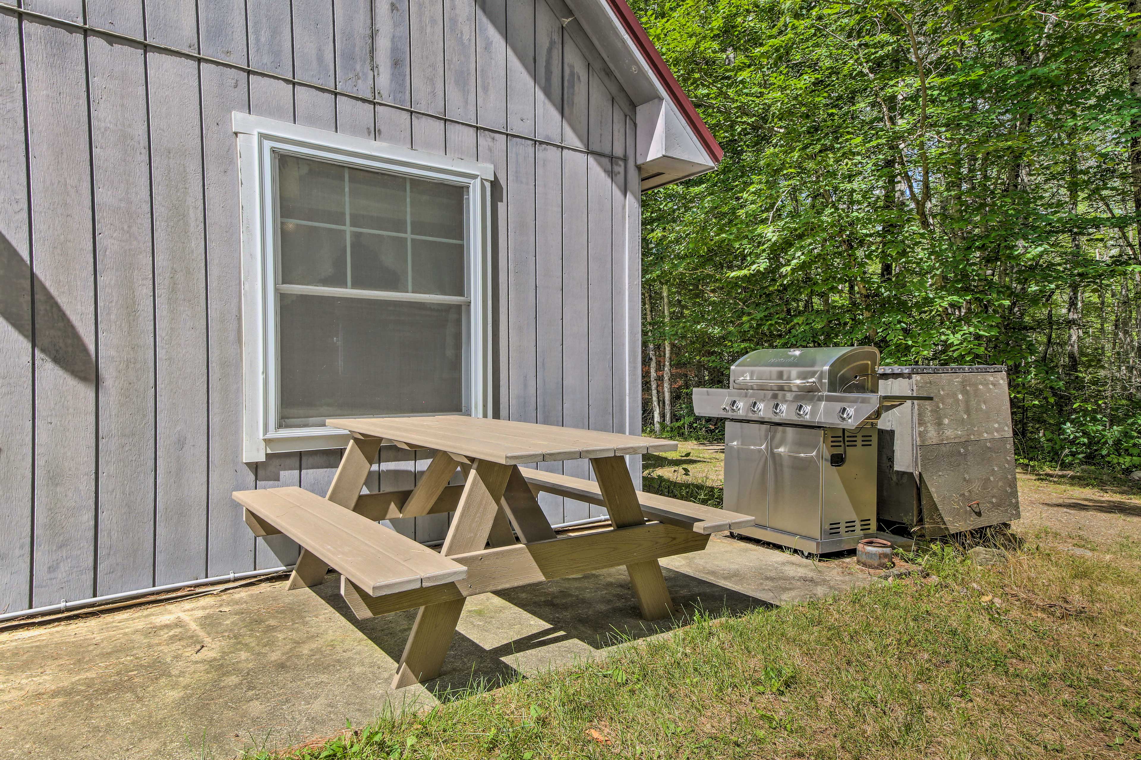 Patio | Gas Grill | Picnic Table | Outdoor Seating