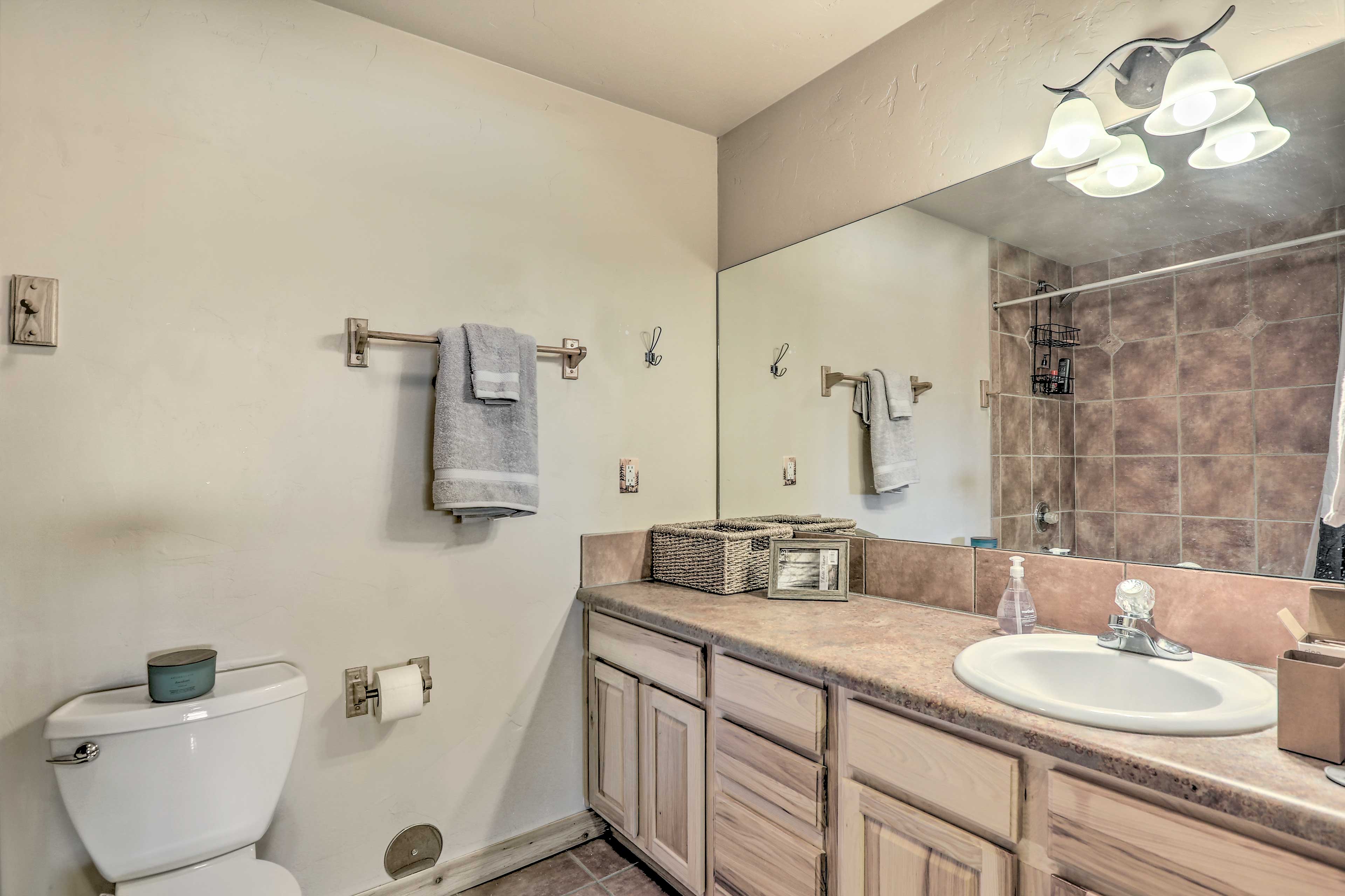 En-Suite Bathroom | Soaking Tub | Complimentary Toiletries