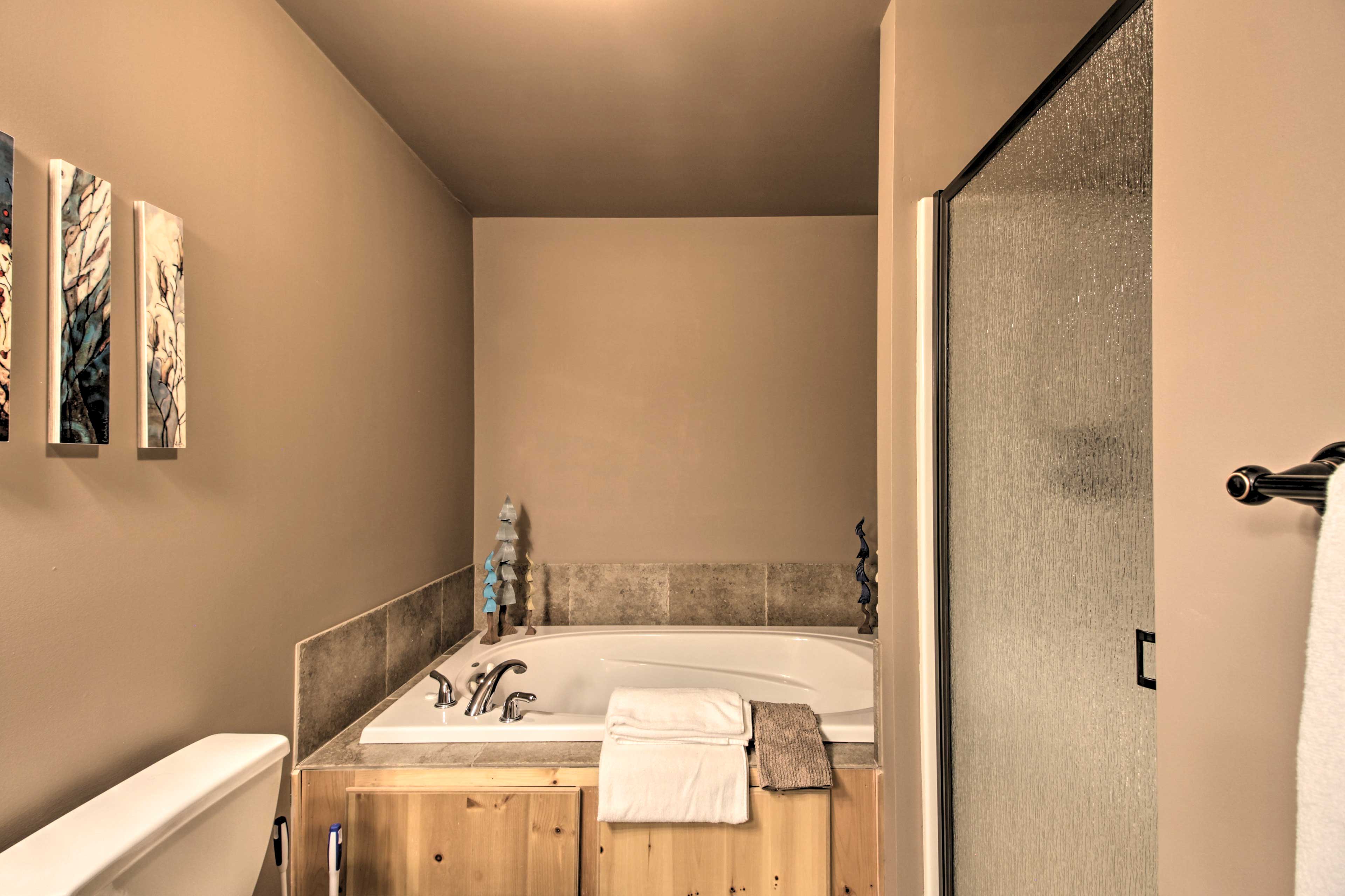 Full Bathroom | Jetted Tub | Towels Provided | Complimentary Toiletries