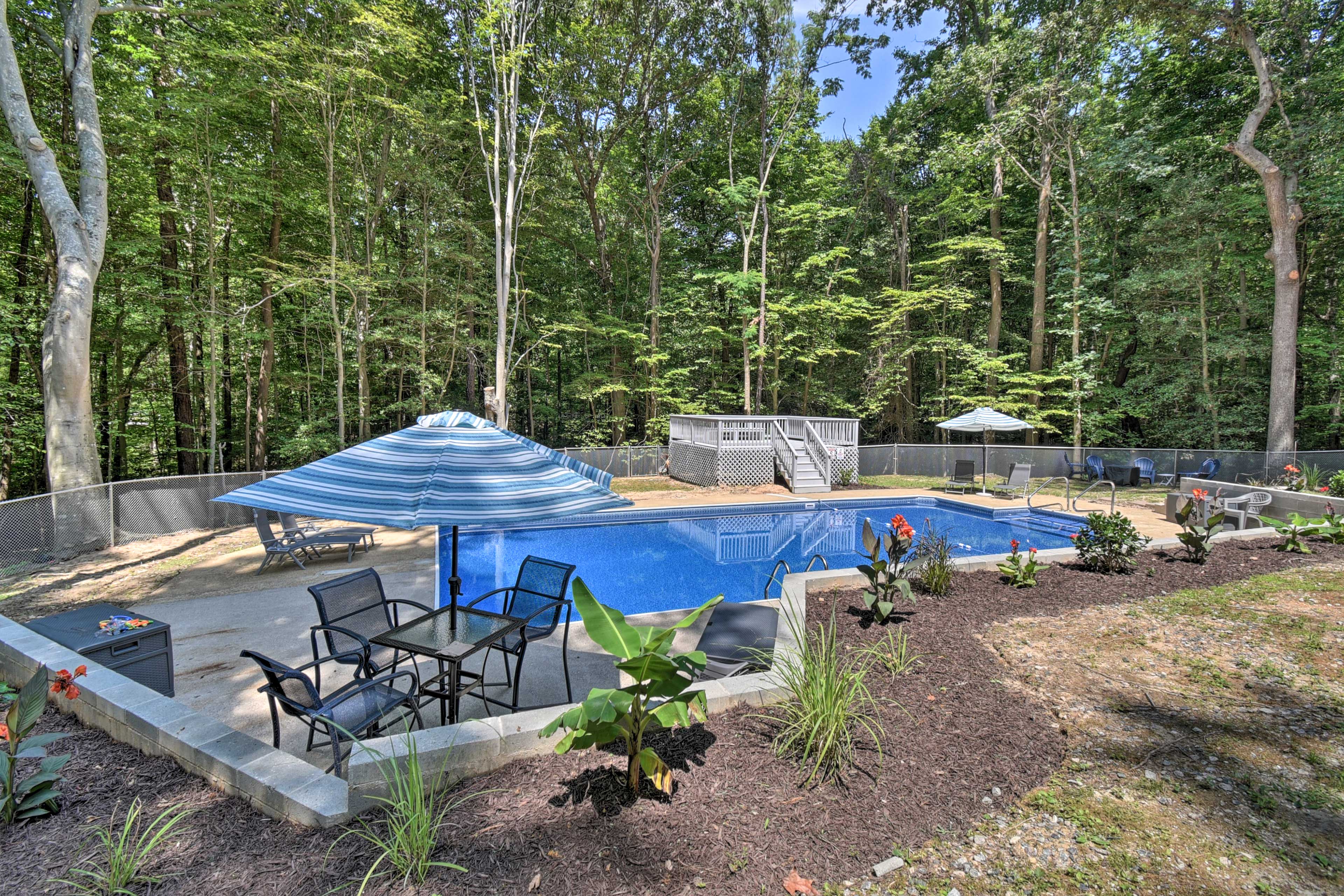 Private Pool | Depth (3.5'-8') | Pool Toys | Gas Grill | Outdoor Dining Area