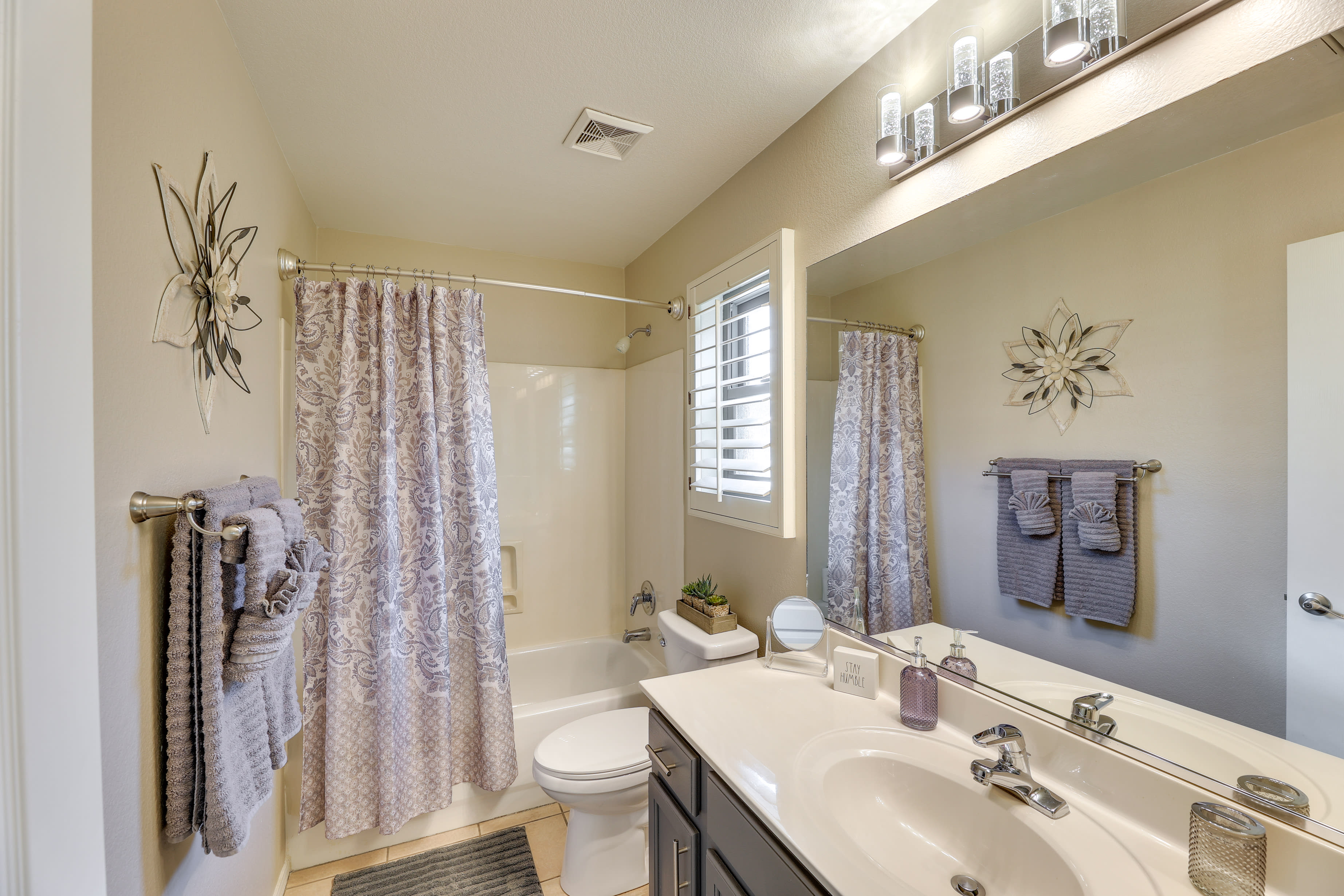 Full Bathroom | Complimentary Toiletries