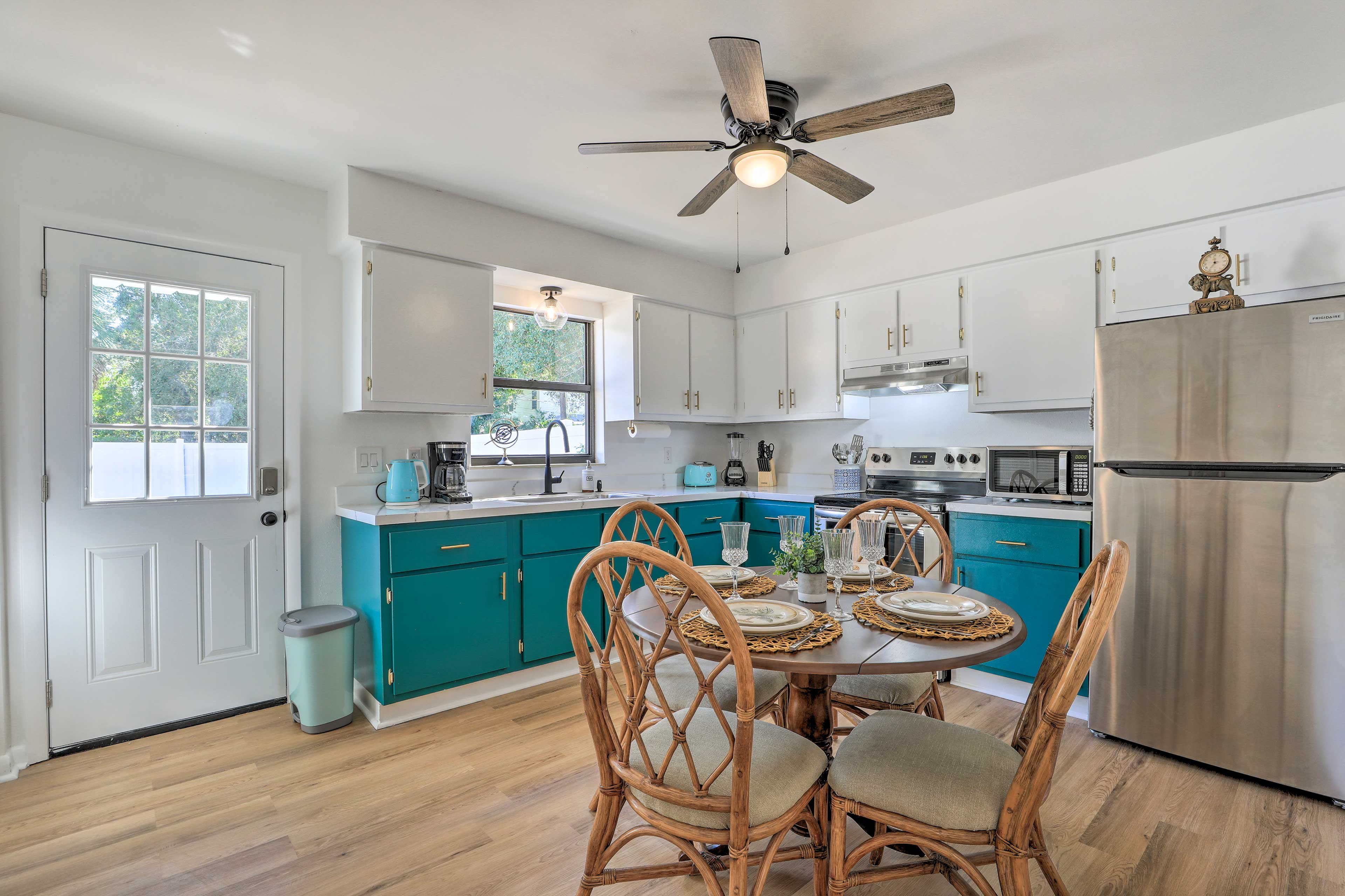 Dining Area | Dishware & Flatware Provided