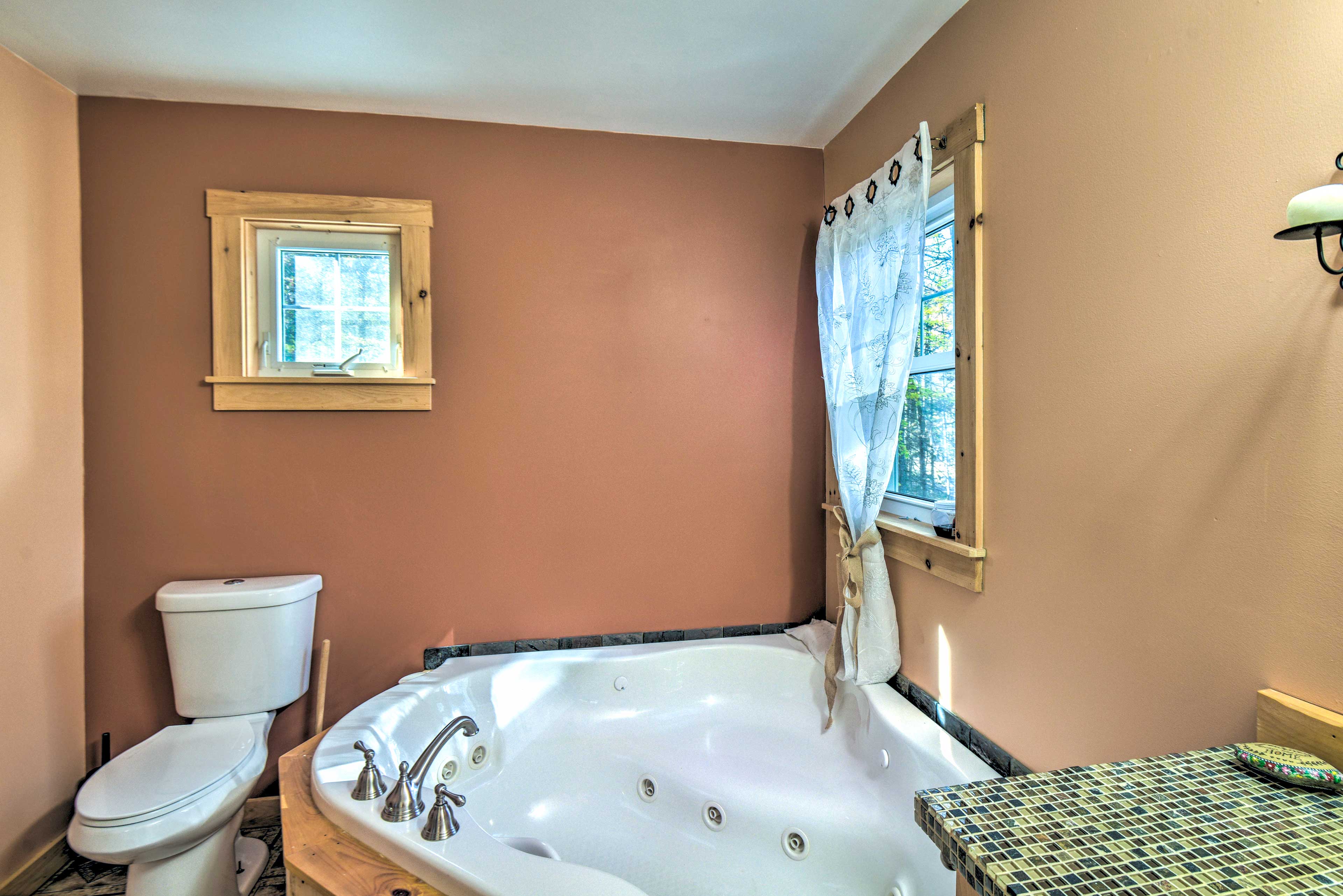 Full Bathroom | 2nd Floor | Towels Provided