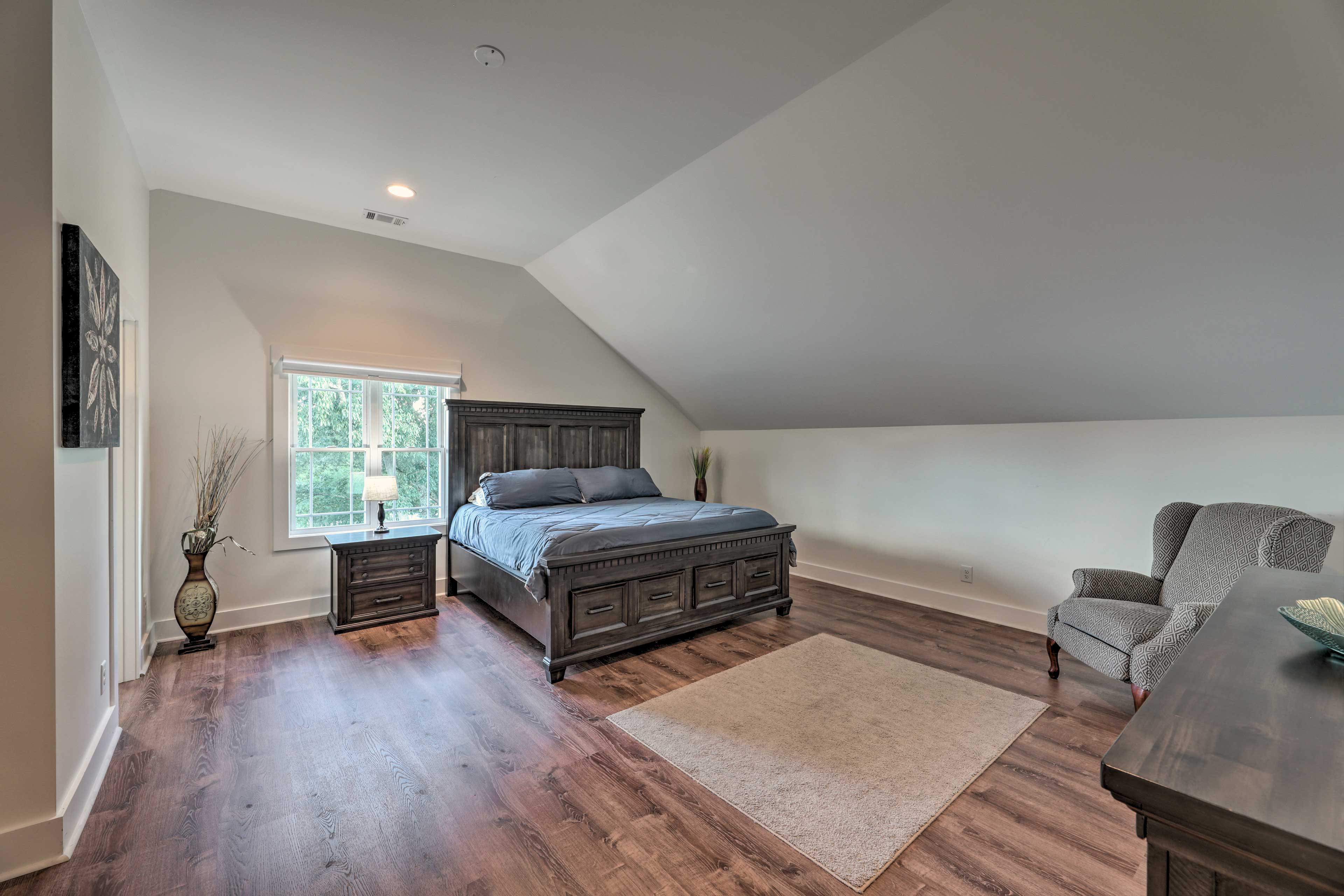 Bedroom 4 | Upstairs | King Bed | En-Suite Bathroom