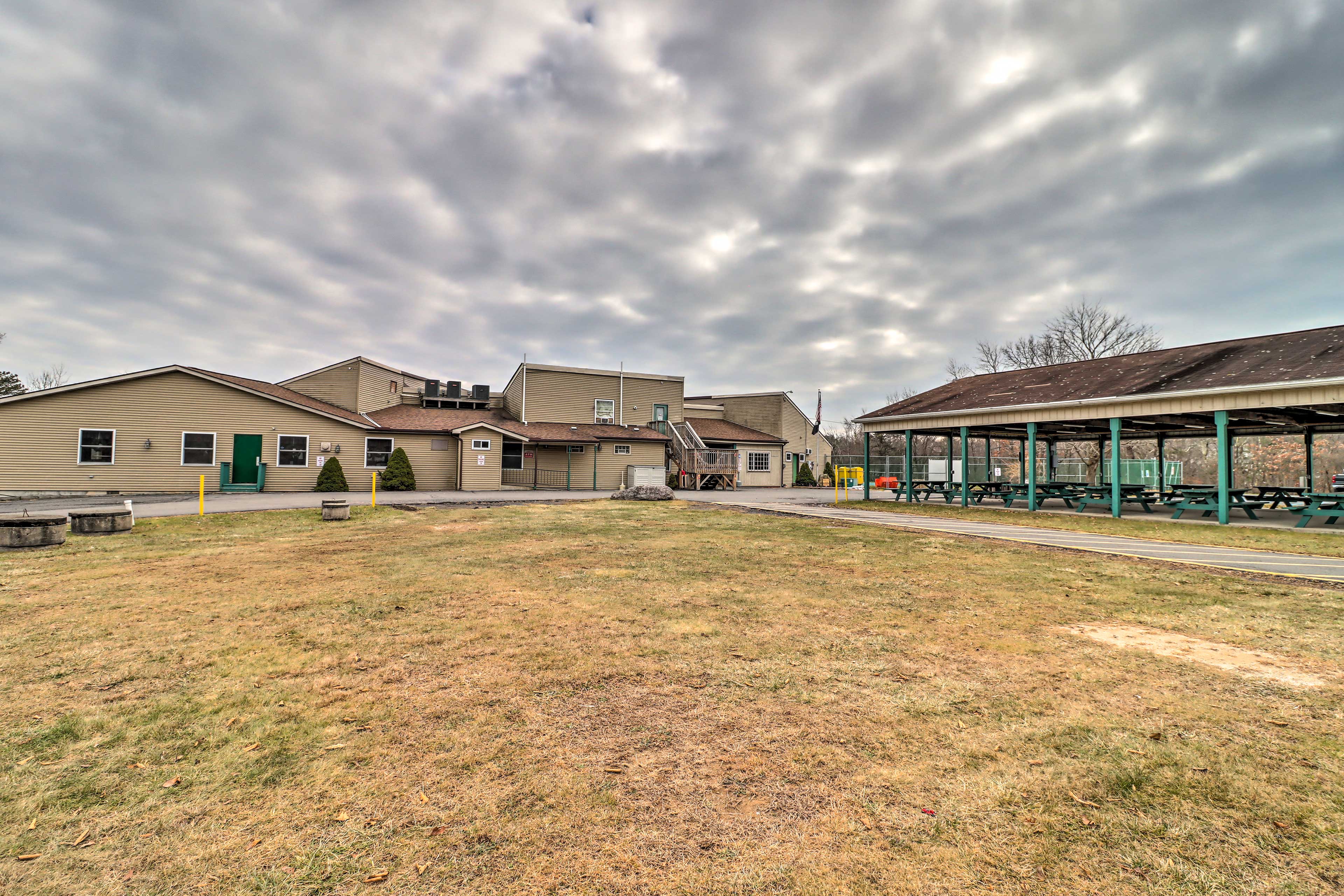 Community Amenities | Clubhouse | Outdoor Dining Area