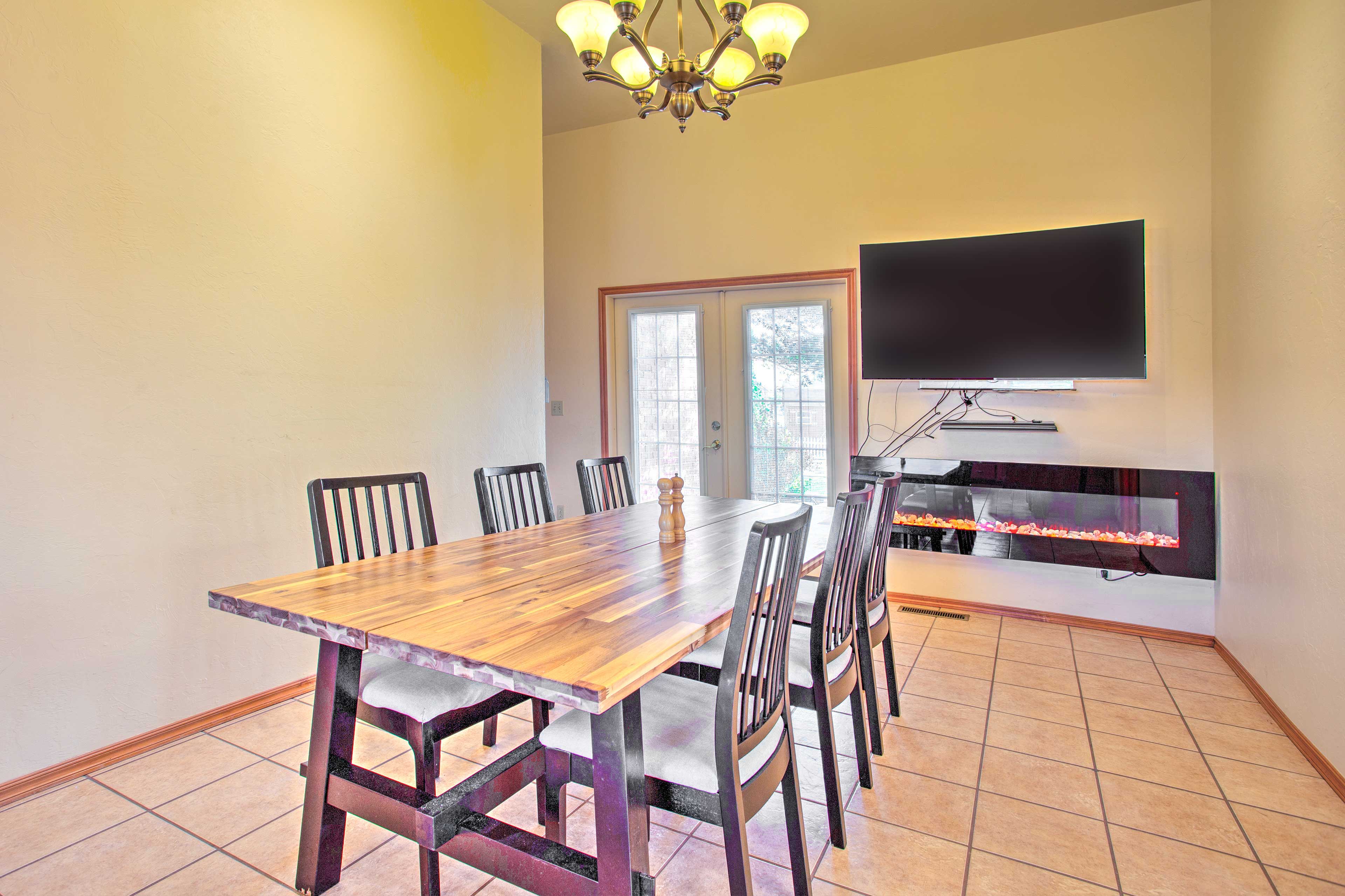 Dining Room | Smart TV | Fireplace | Dining Table | Free WiFi