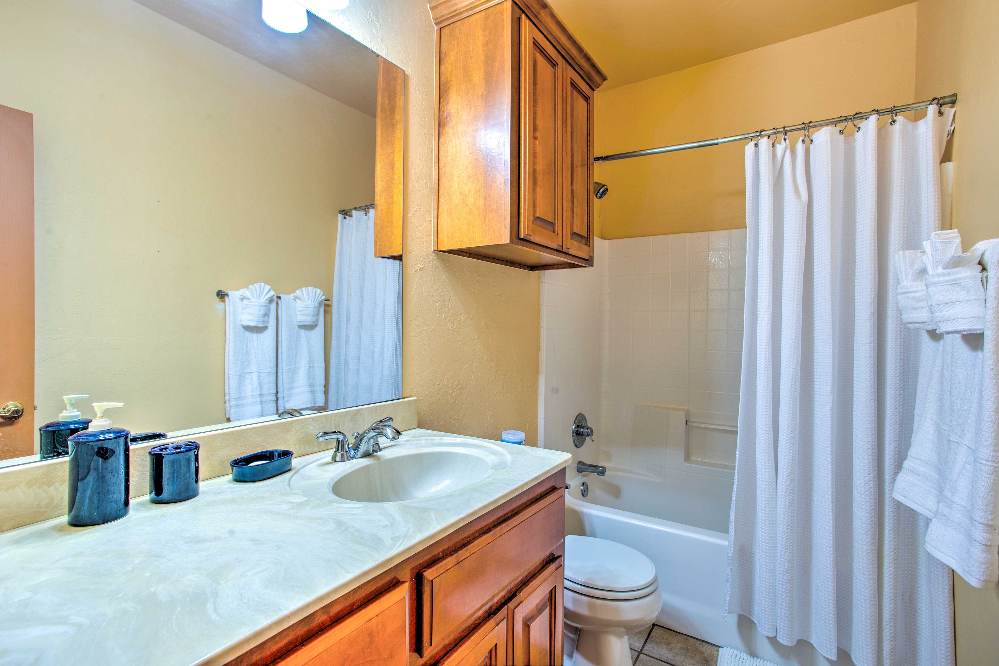Full Bathroom | 2nd Floor | Shower/Tub Combo | Towels Provided