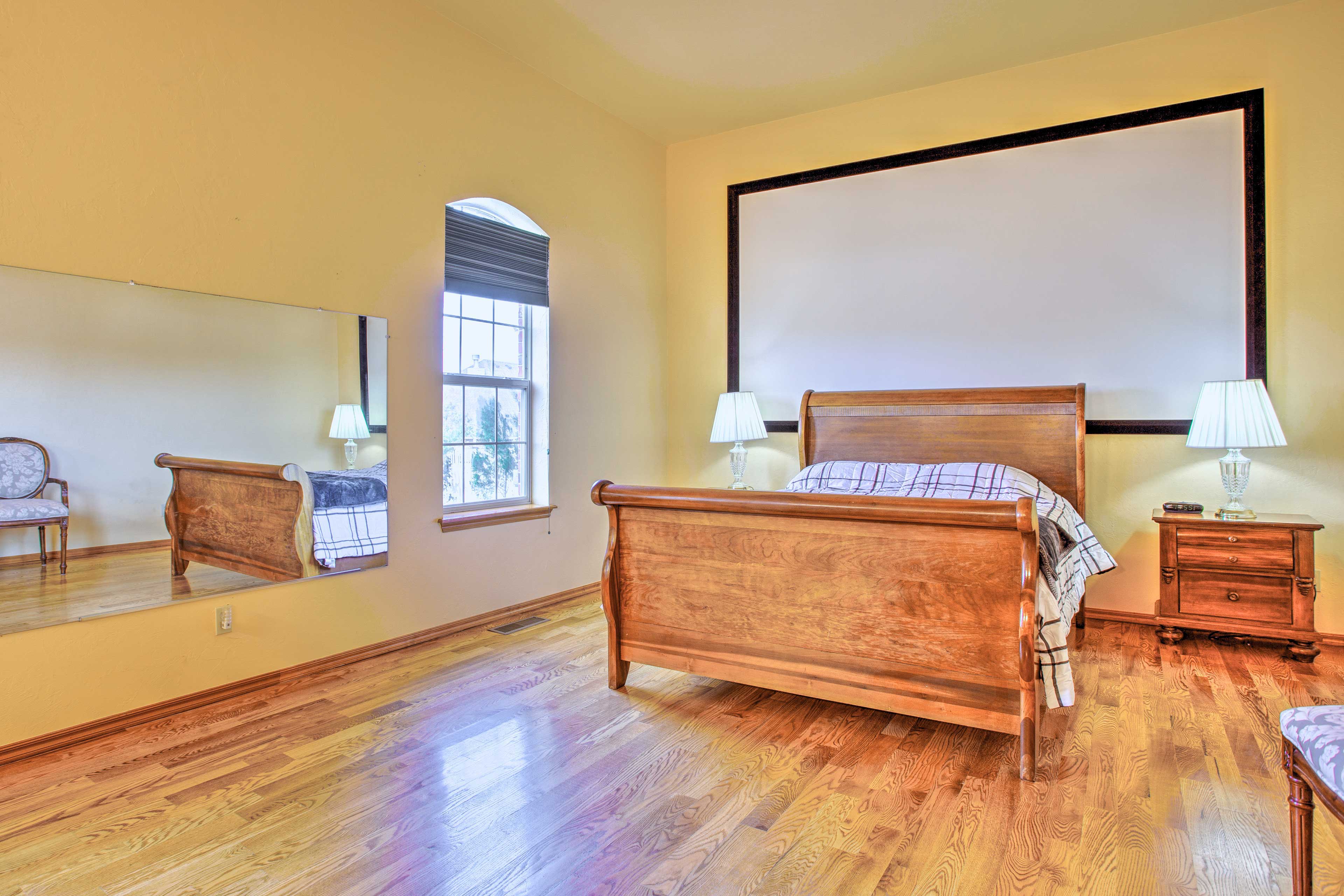 Bedroom 1 | 1st Floor | Queen Bed | Projector | Laptop-Friendly Workspace