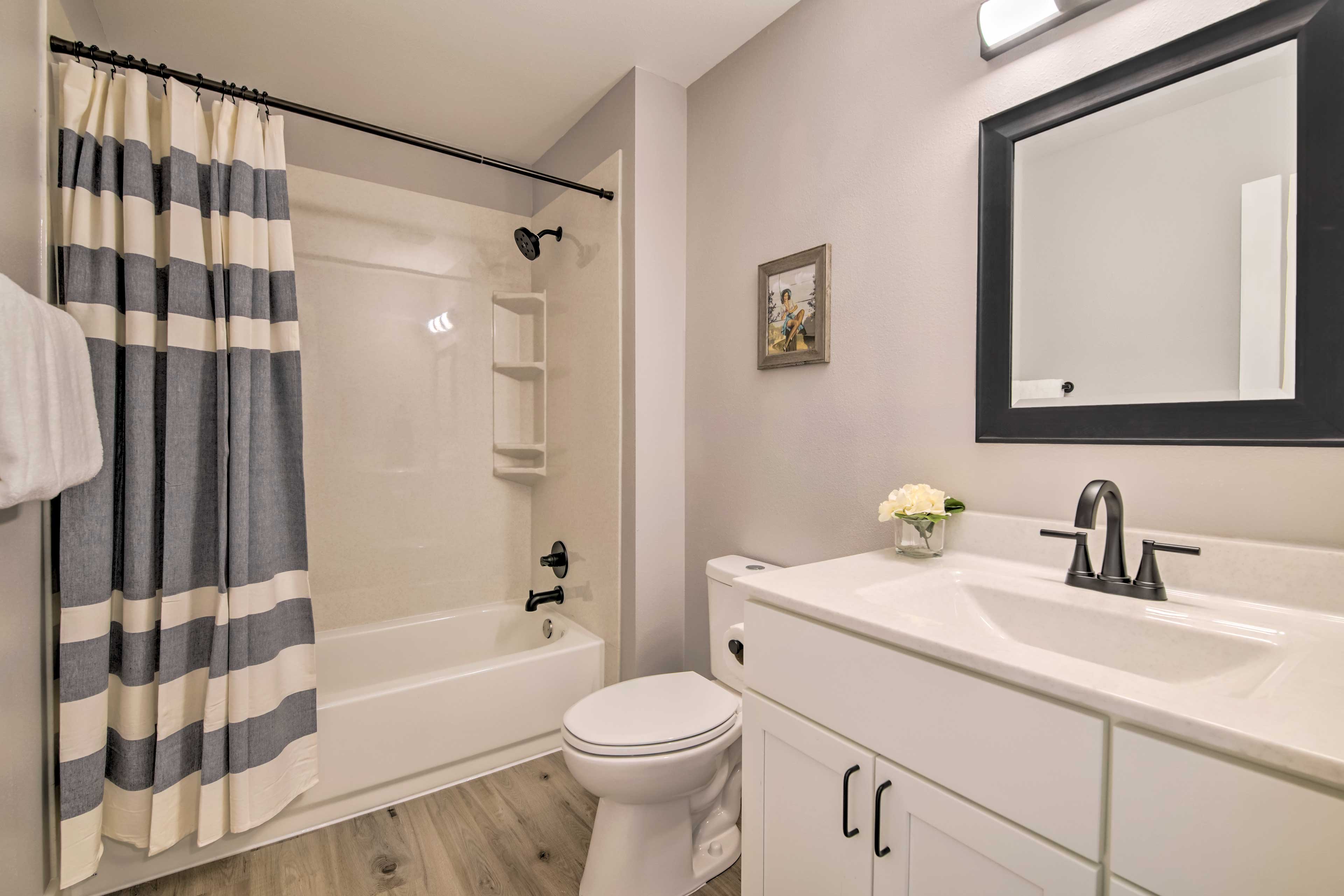 Full Bathroom | Complimentary Toiletries | Towels Provided