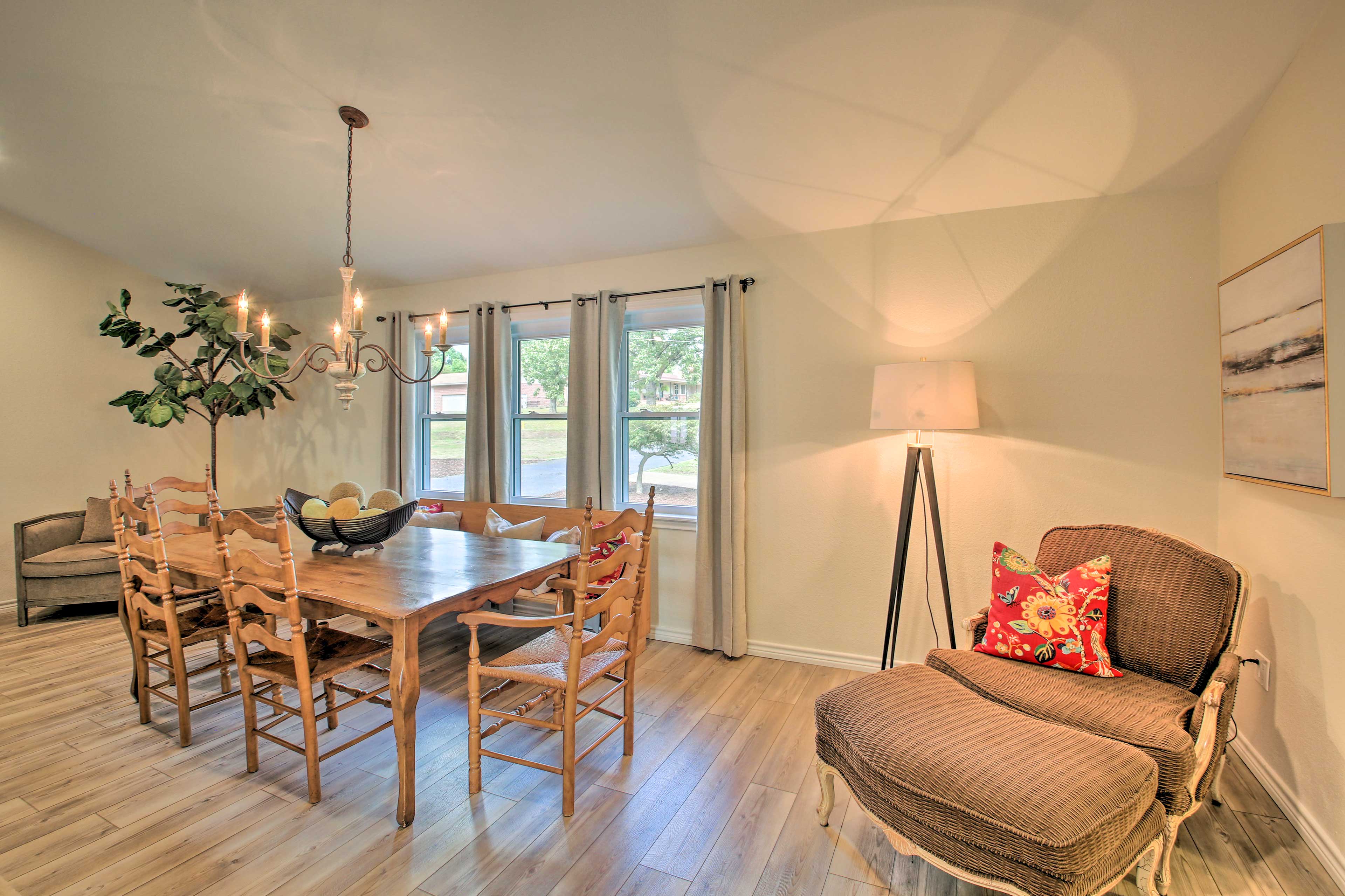 Dining Area | Dishware & Flatware Provided