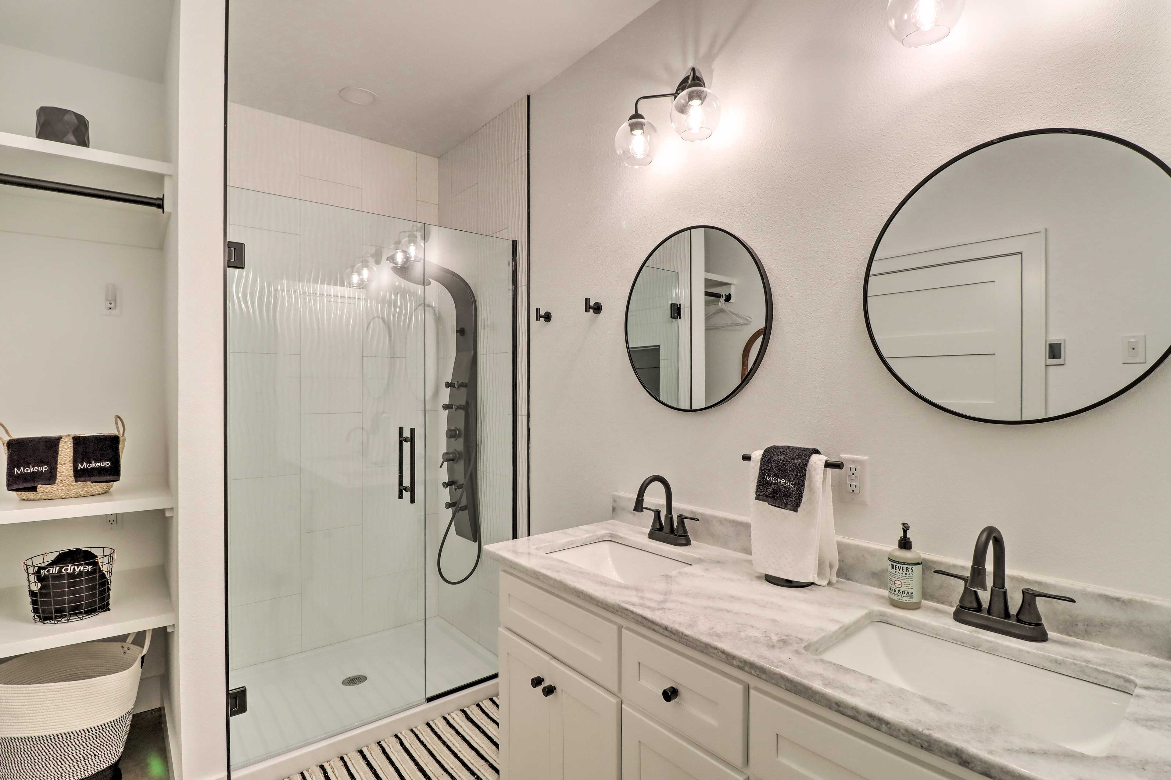 Full Bathroom | Complimentary Toiletries