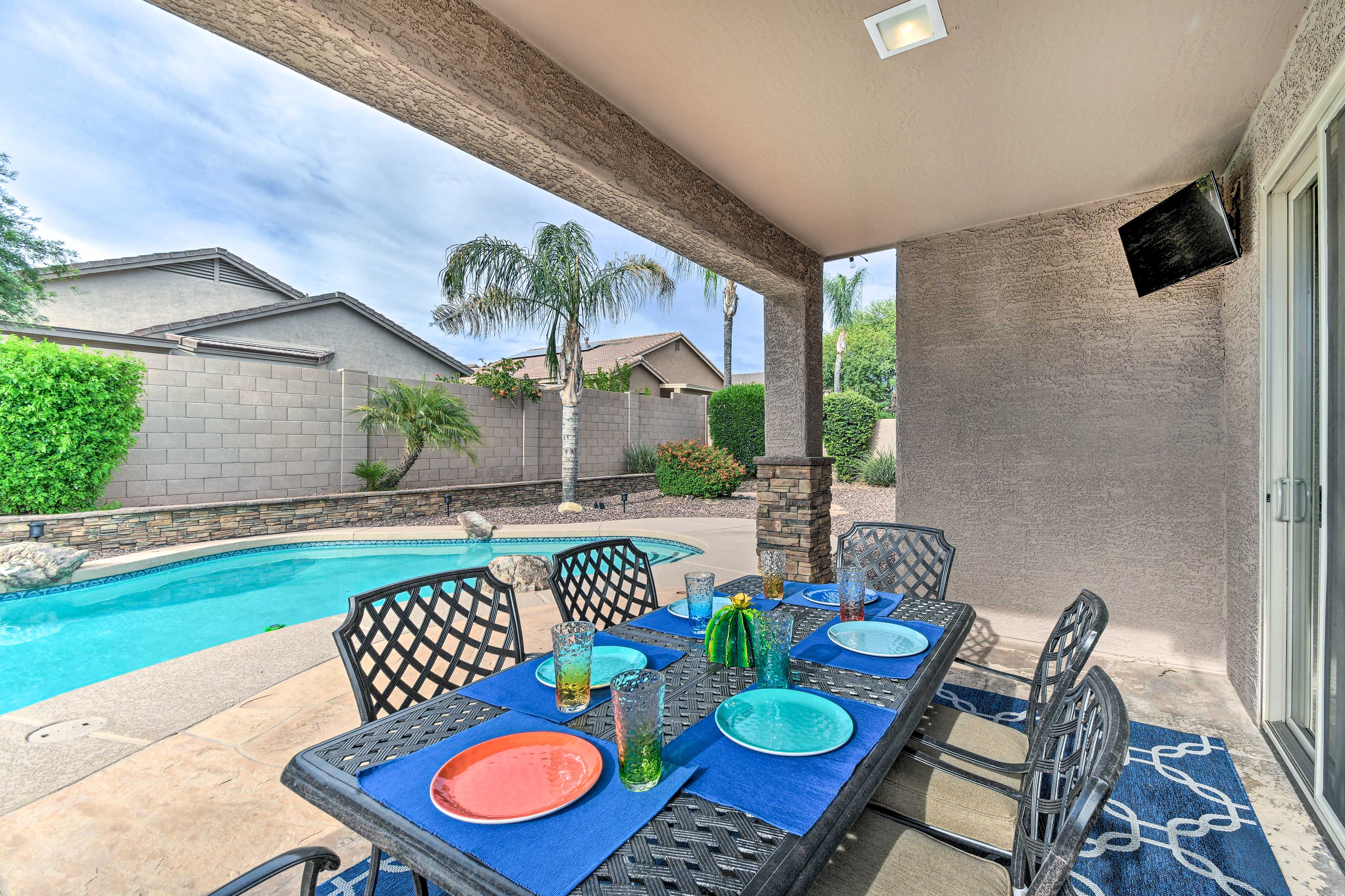 Outdoor Dining Area | Smart TV