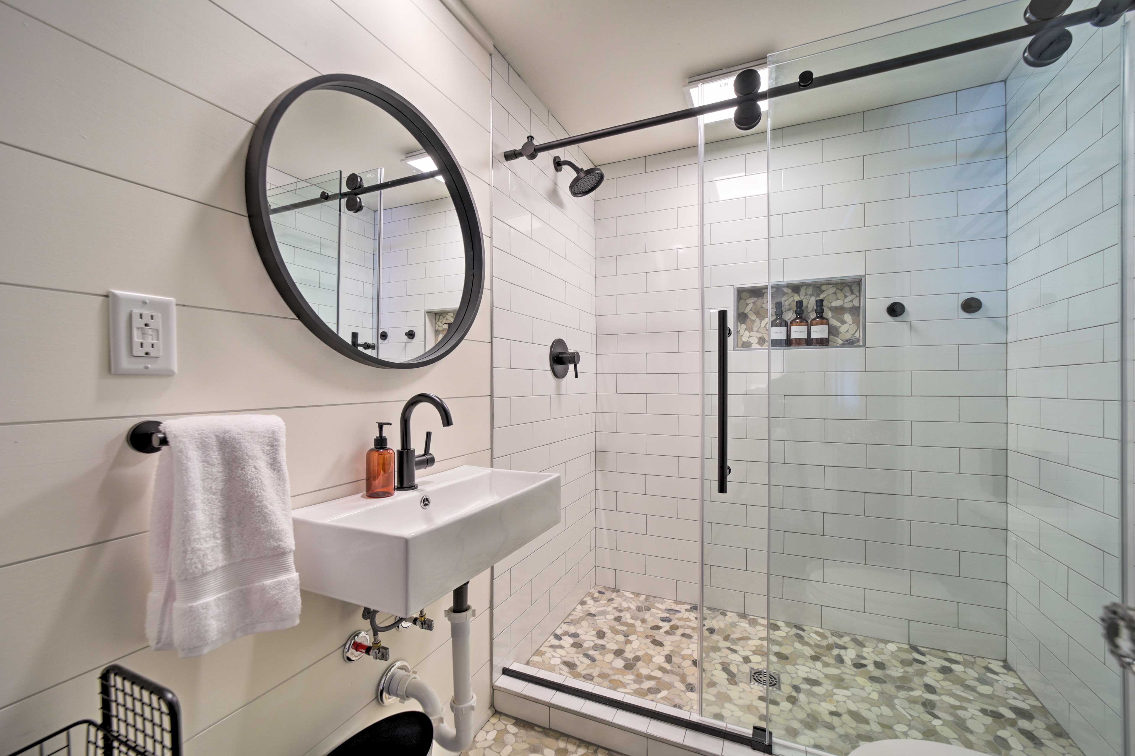 Full Bathroom | Complimentary Toiletries | Towels Provided