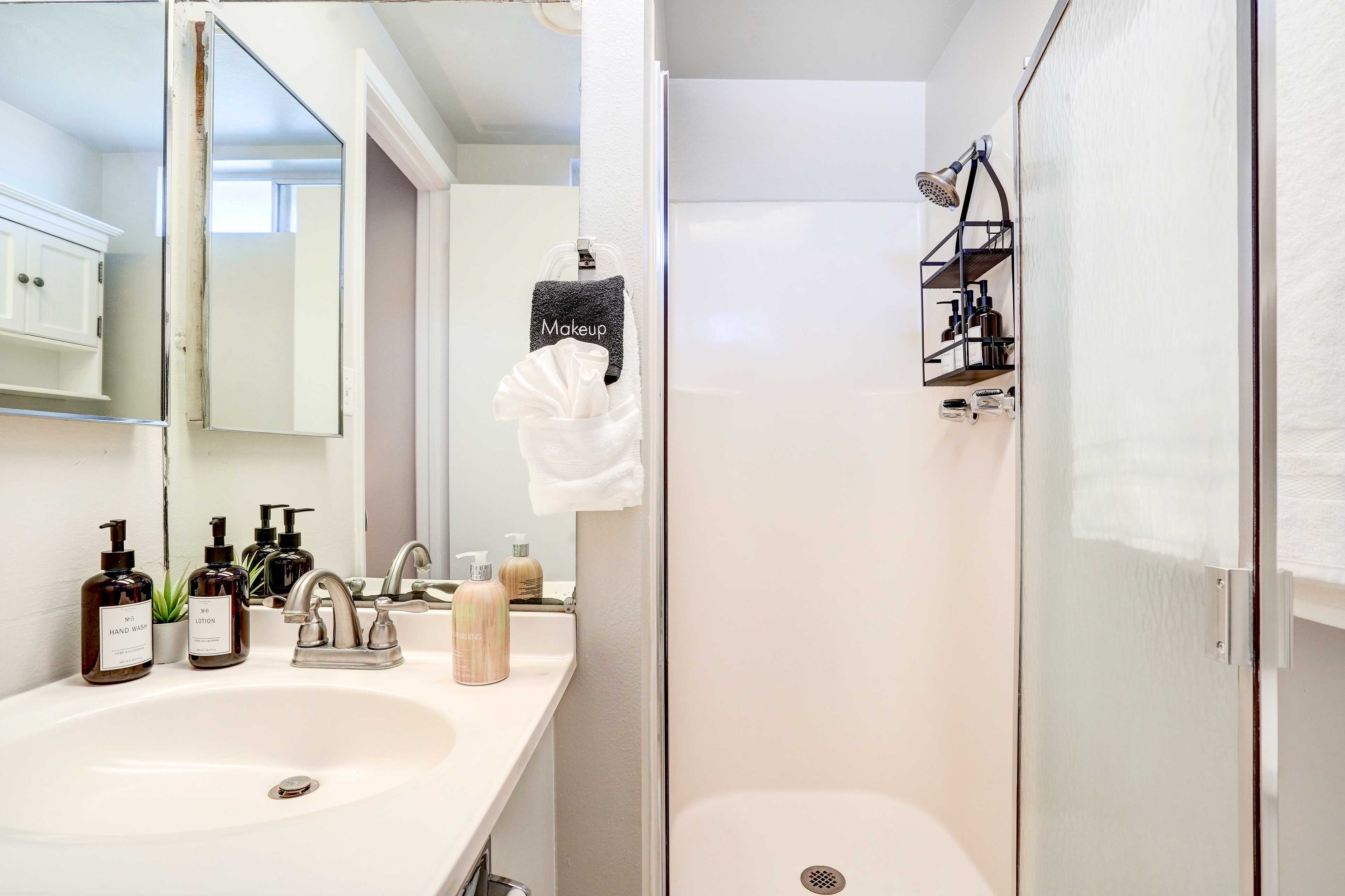 Full Bathroom | Towels Provided | Complimentary Toiletries