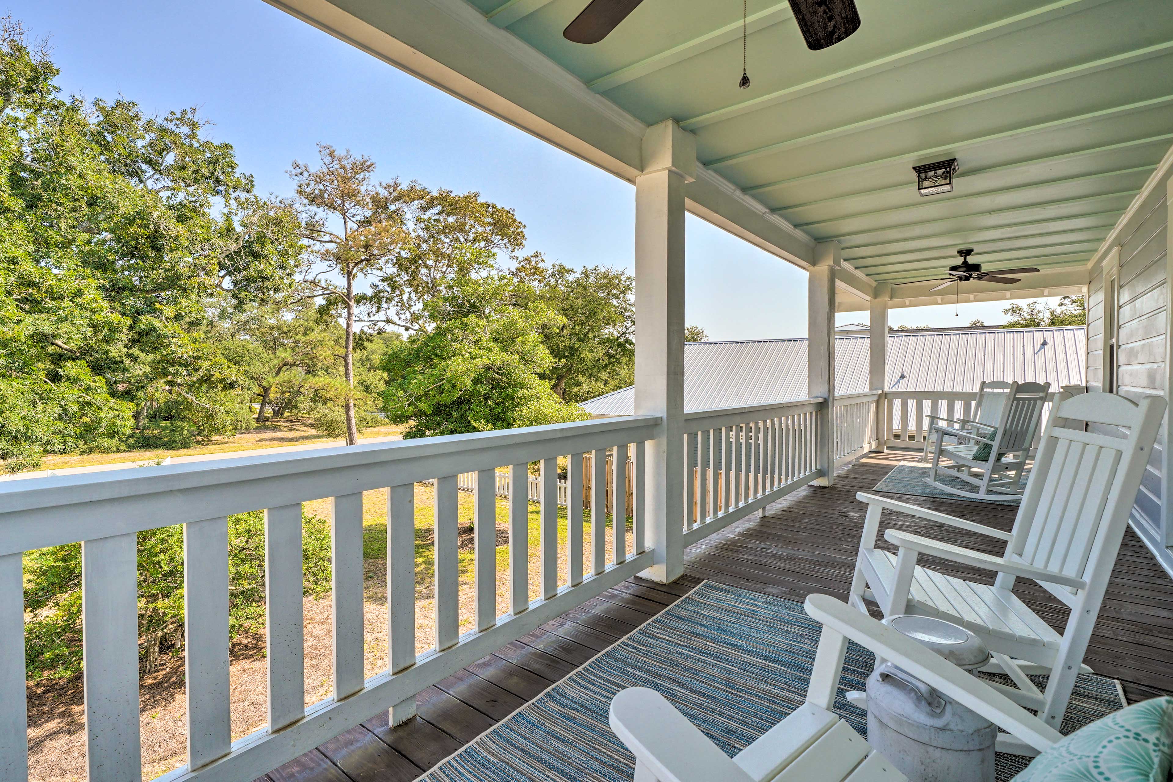 2-Story Balcony w/ Ceiling Fans | Screened Front Porch | Spacious Backyard