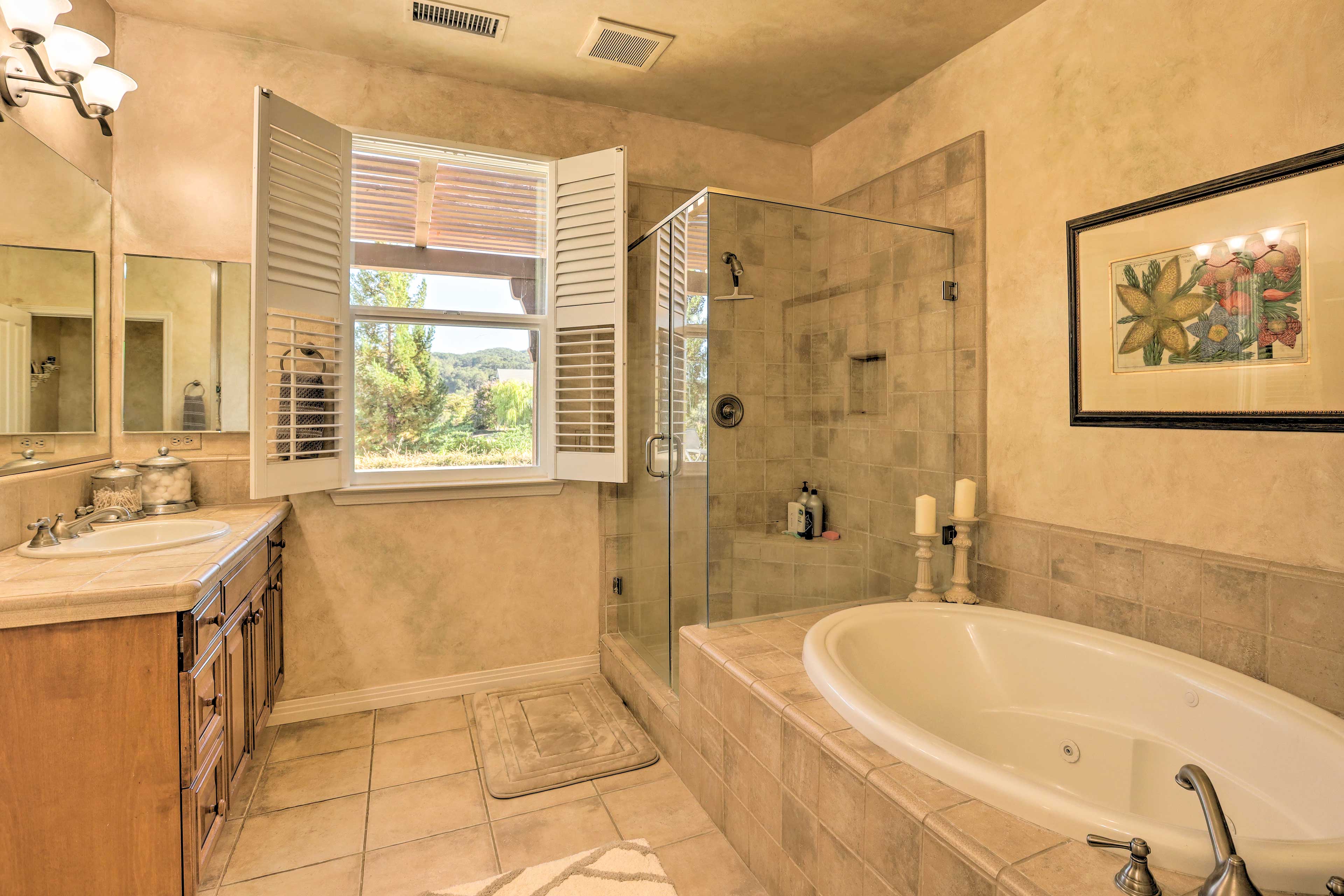 En-Suite Bathroom | Towels Provided | Jetted Tub