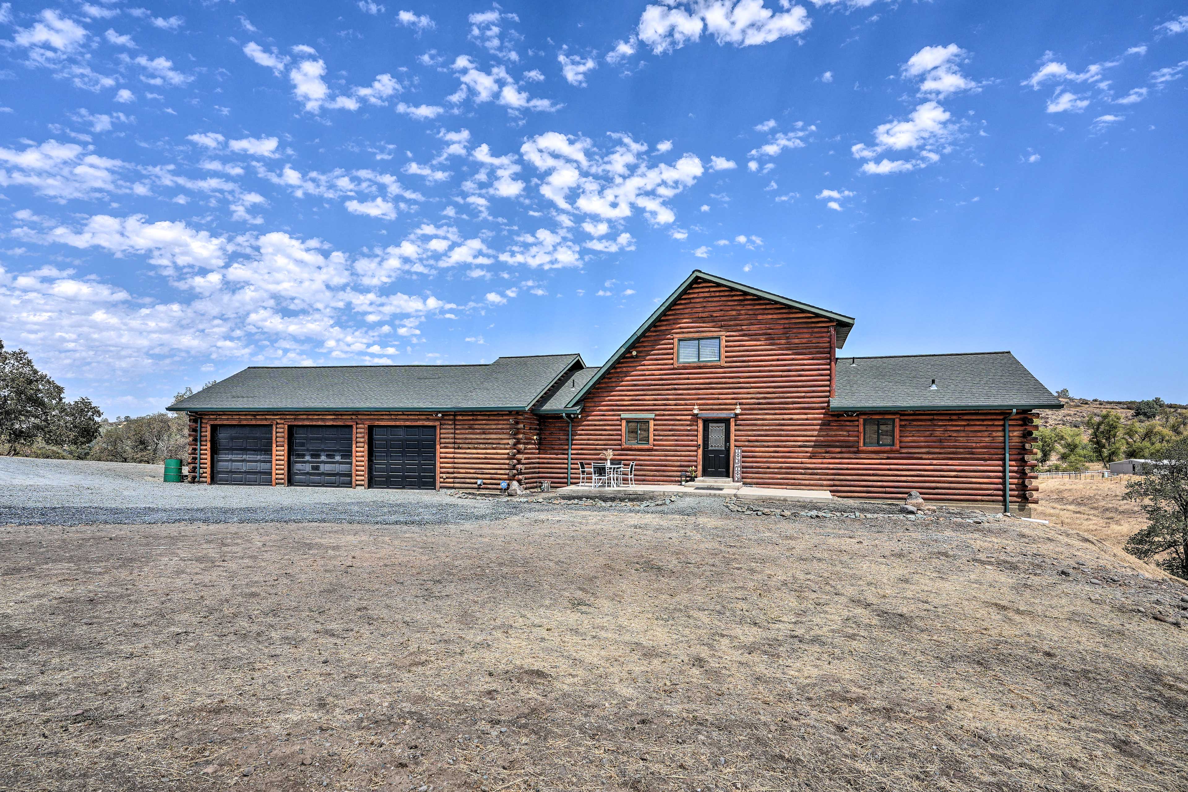 Cabin Exterior | Driveway Parking (10 Vehicles) | Garage Parking (3 Vehicles)