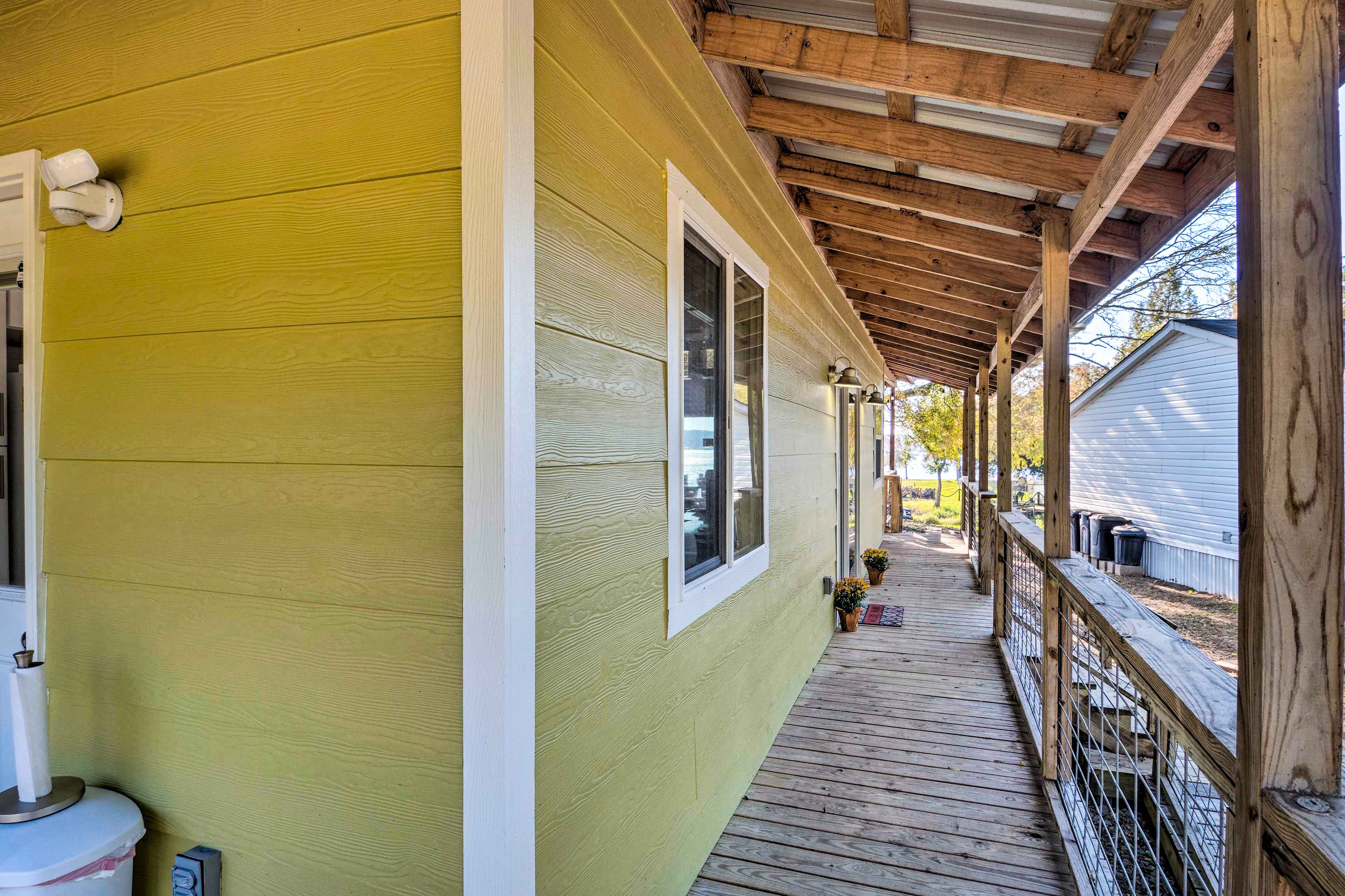 Wraparound Deck w/ Ceiling Fan