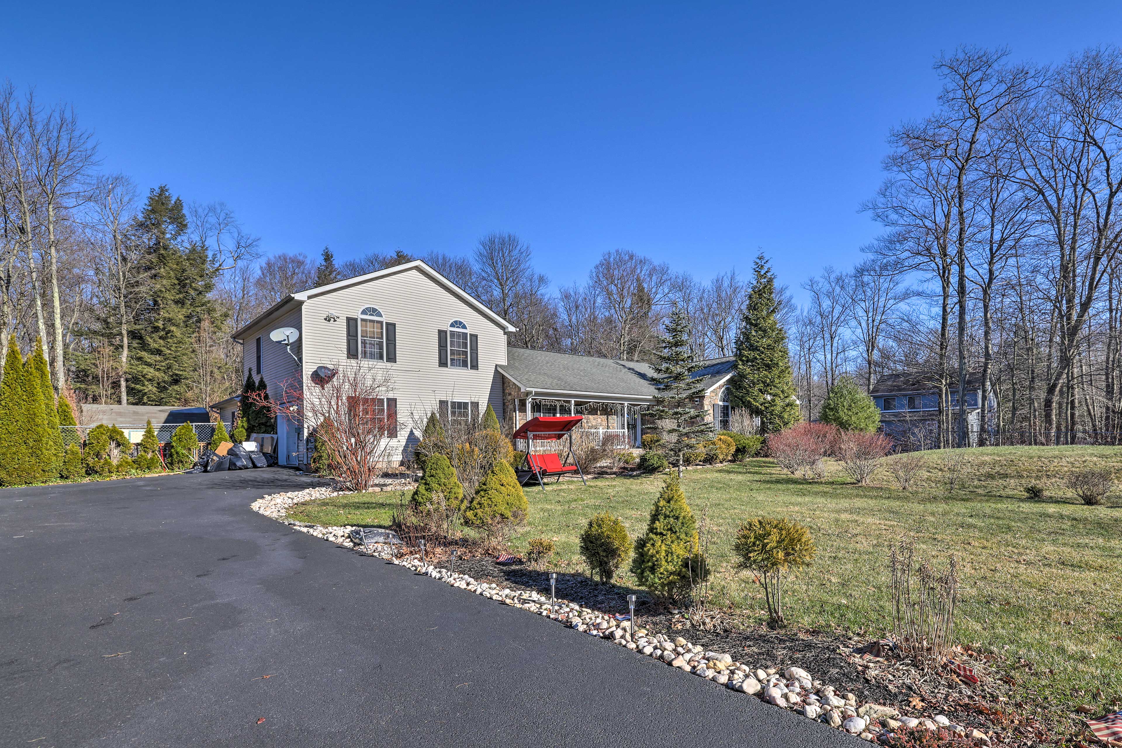 Parking | Driveway (11 Vehicles)