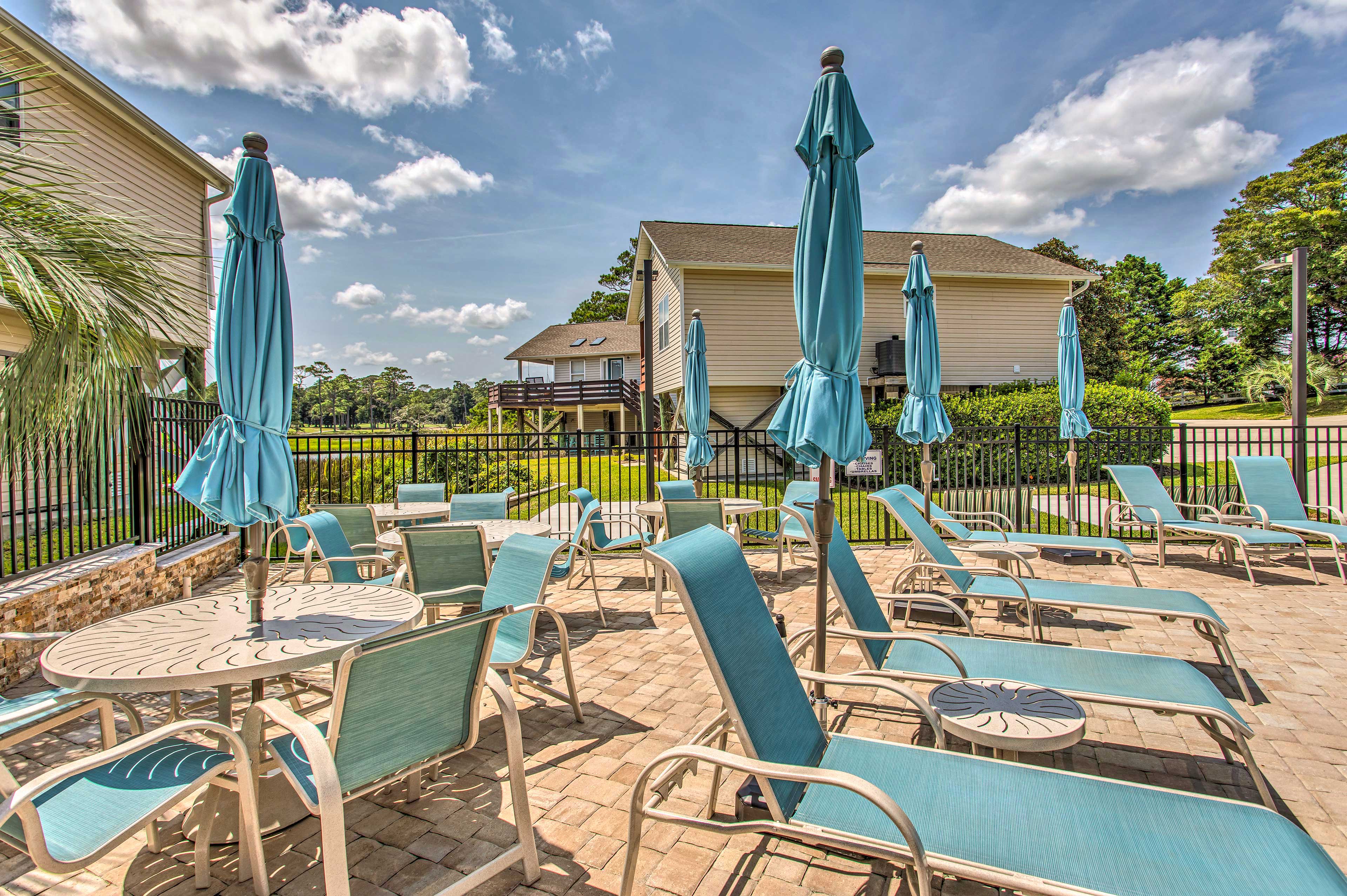 Community Outdoor Dining Area & Lounge Chairs