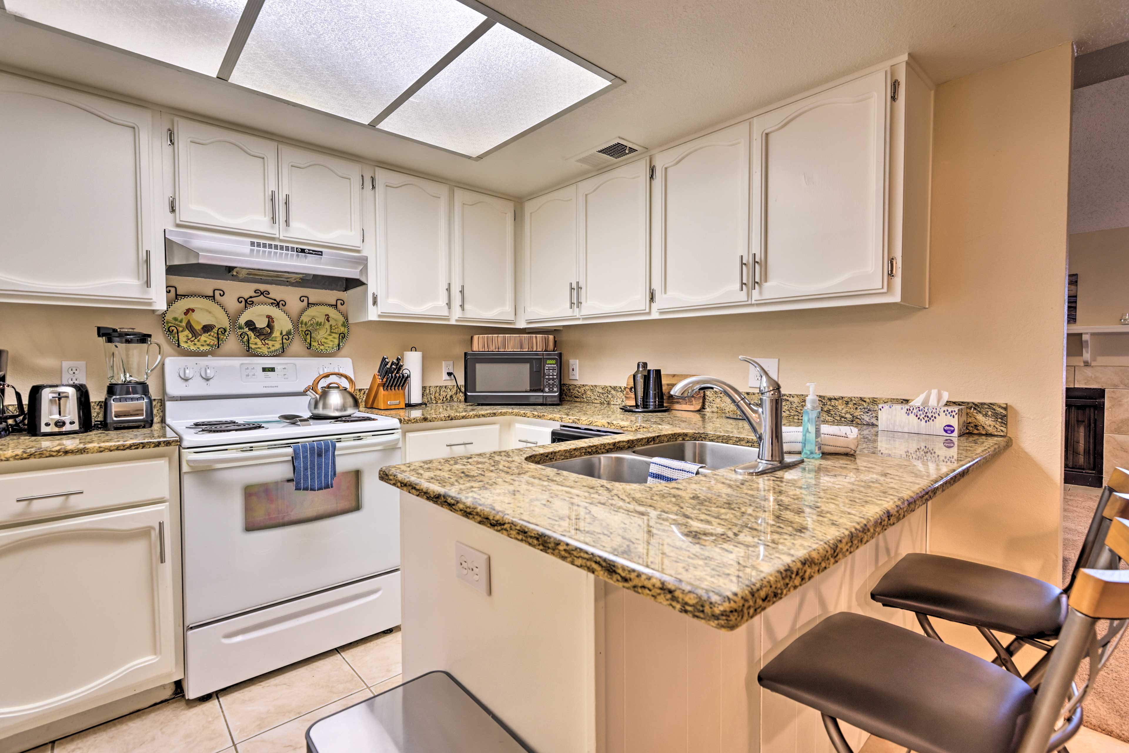 Full Kitchen | Electric Range | Microwave | Fridge | Dishwasher