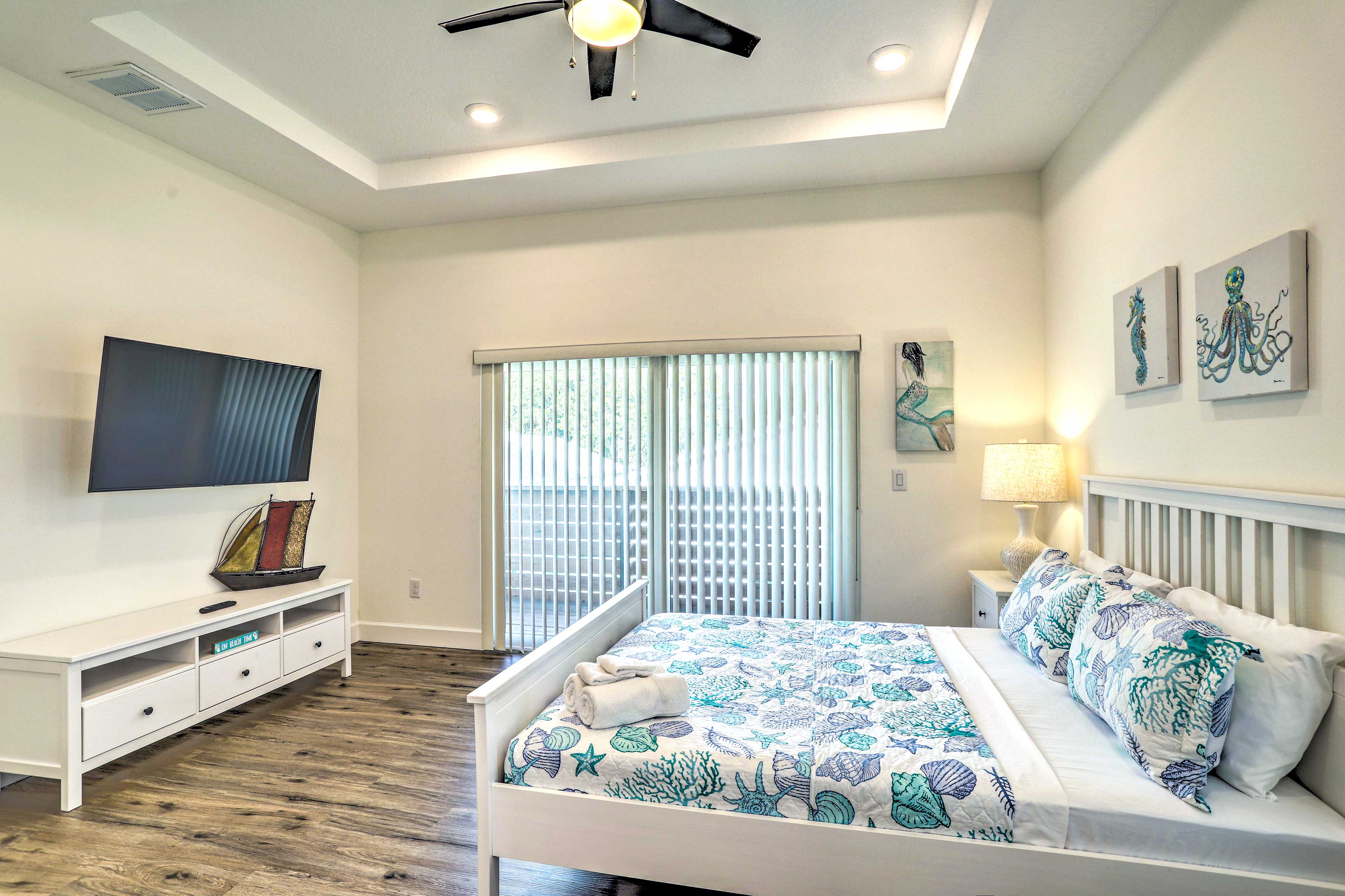 Bedroom 2 | Queen Bed | Smart TV | Deck Access