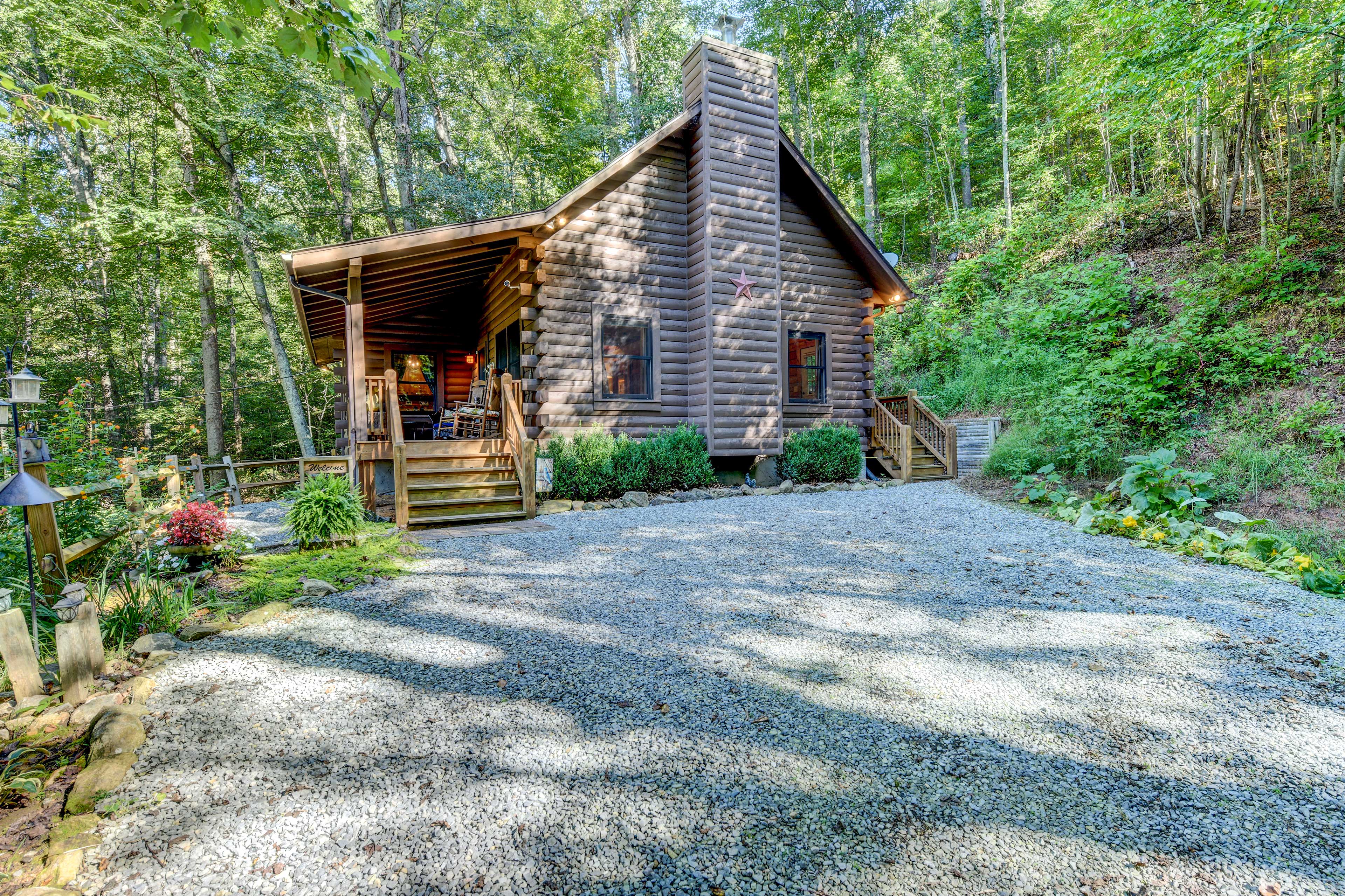 Waynesville Vacation Rental | 2BR | 2BA | 1,100 Sq Ft | Steps Required