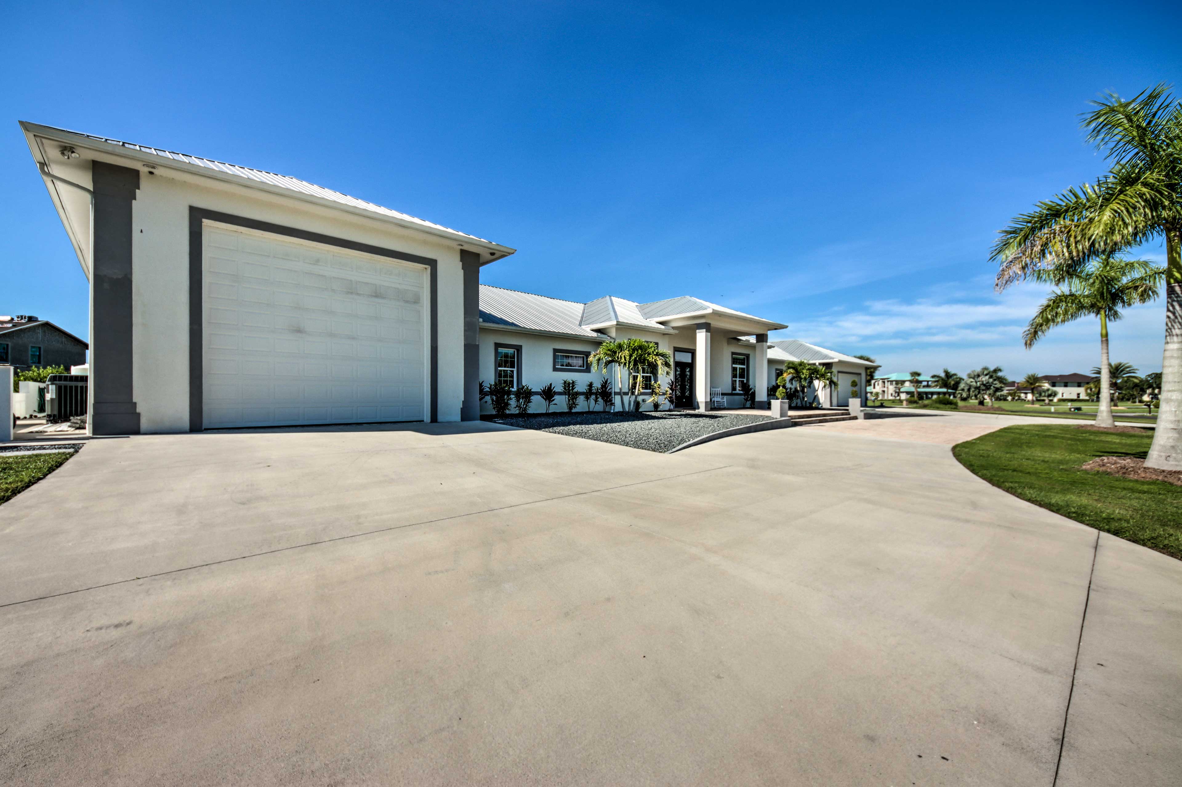 Parking | Garage (2 Vehicles) | Driveway (6 Vehicles)