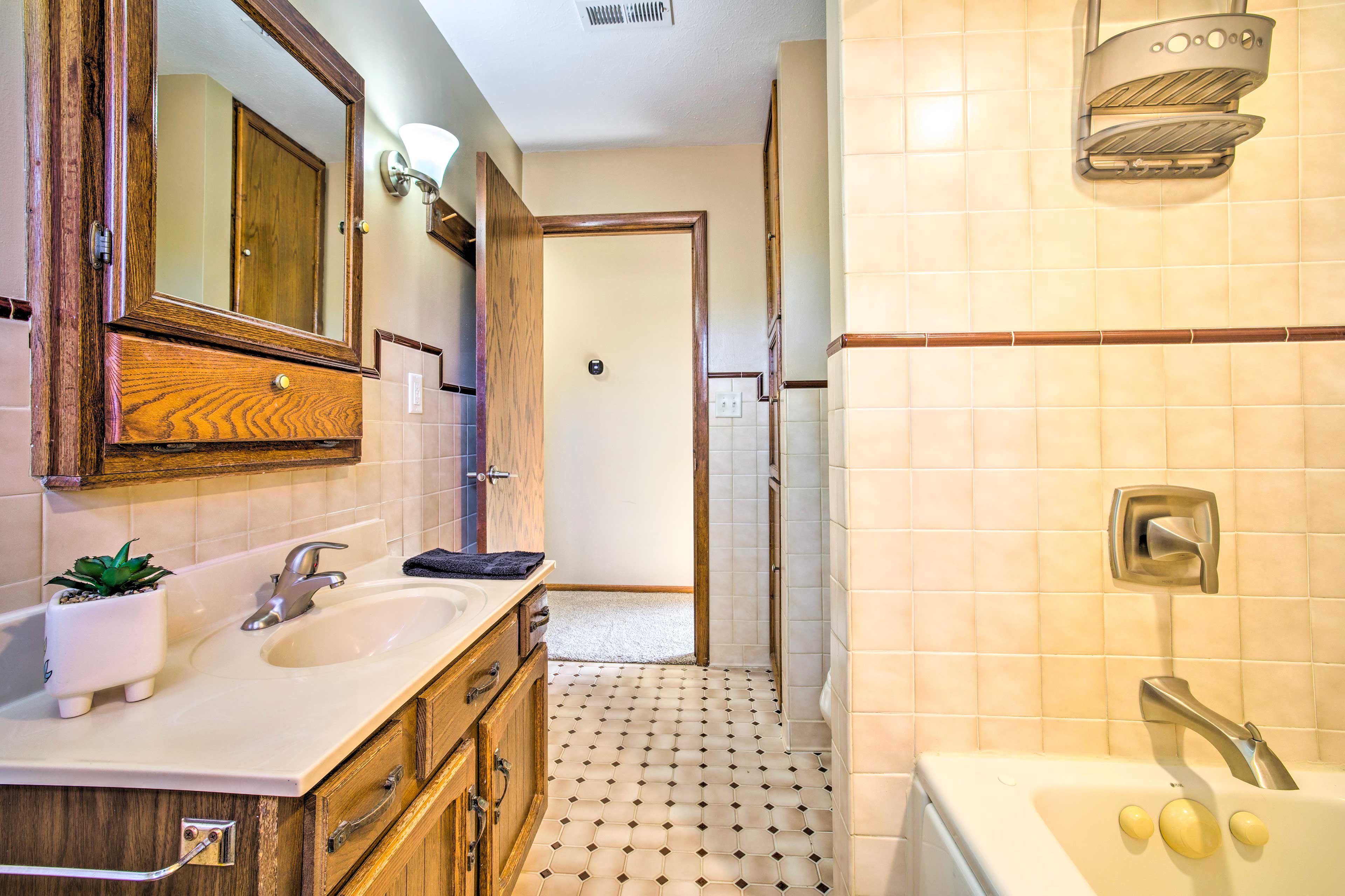 Full Bathroom | Towels Provided | Complimentary Toiletries