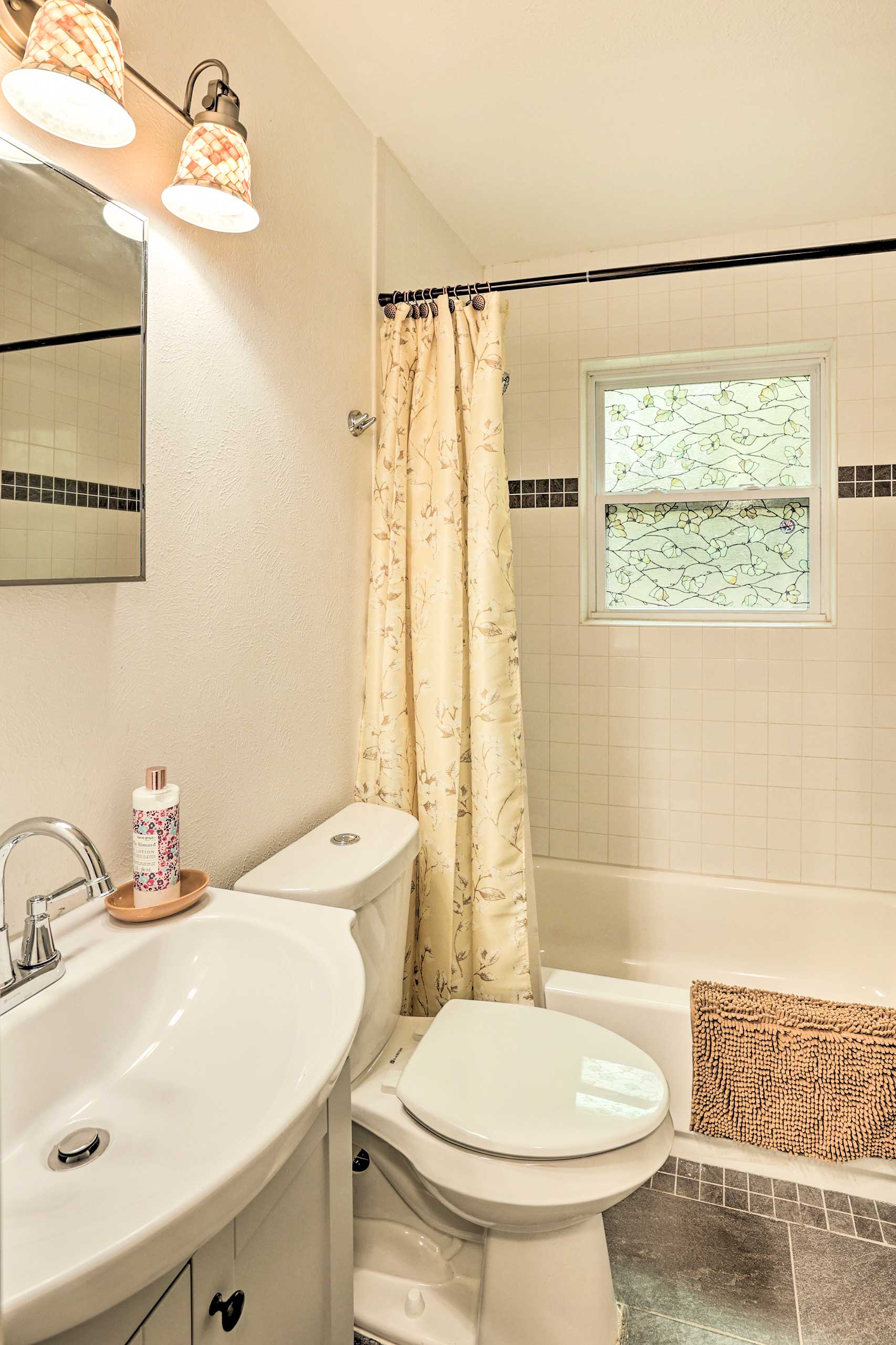 Full Bathroom | 1st Floor | Towels Provided