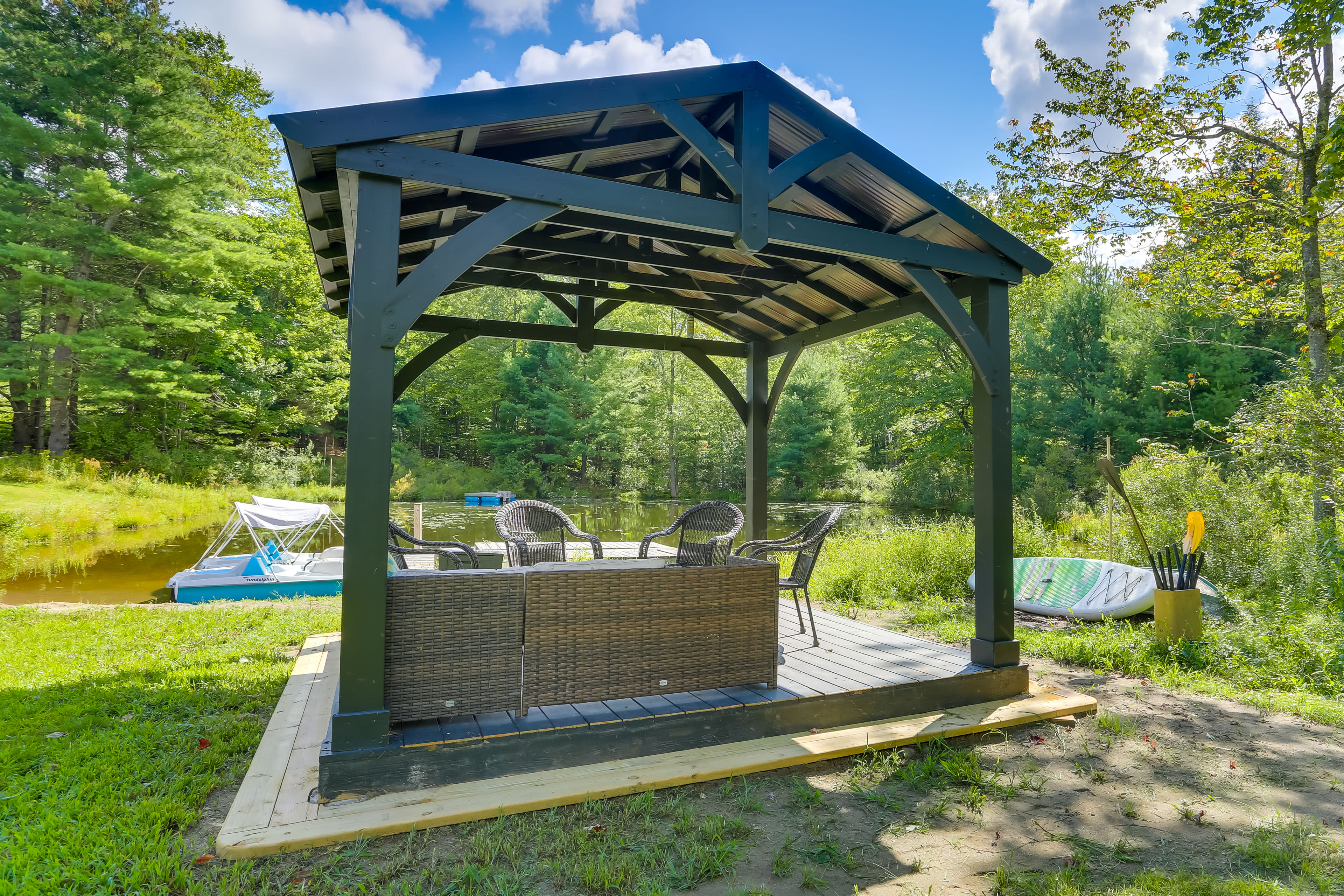 Gazebo | Lake Access | Paddleboards Provided