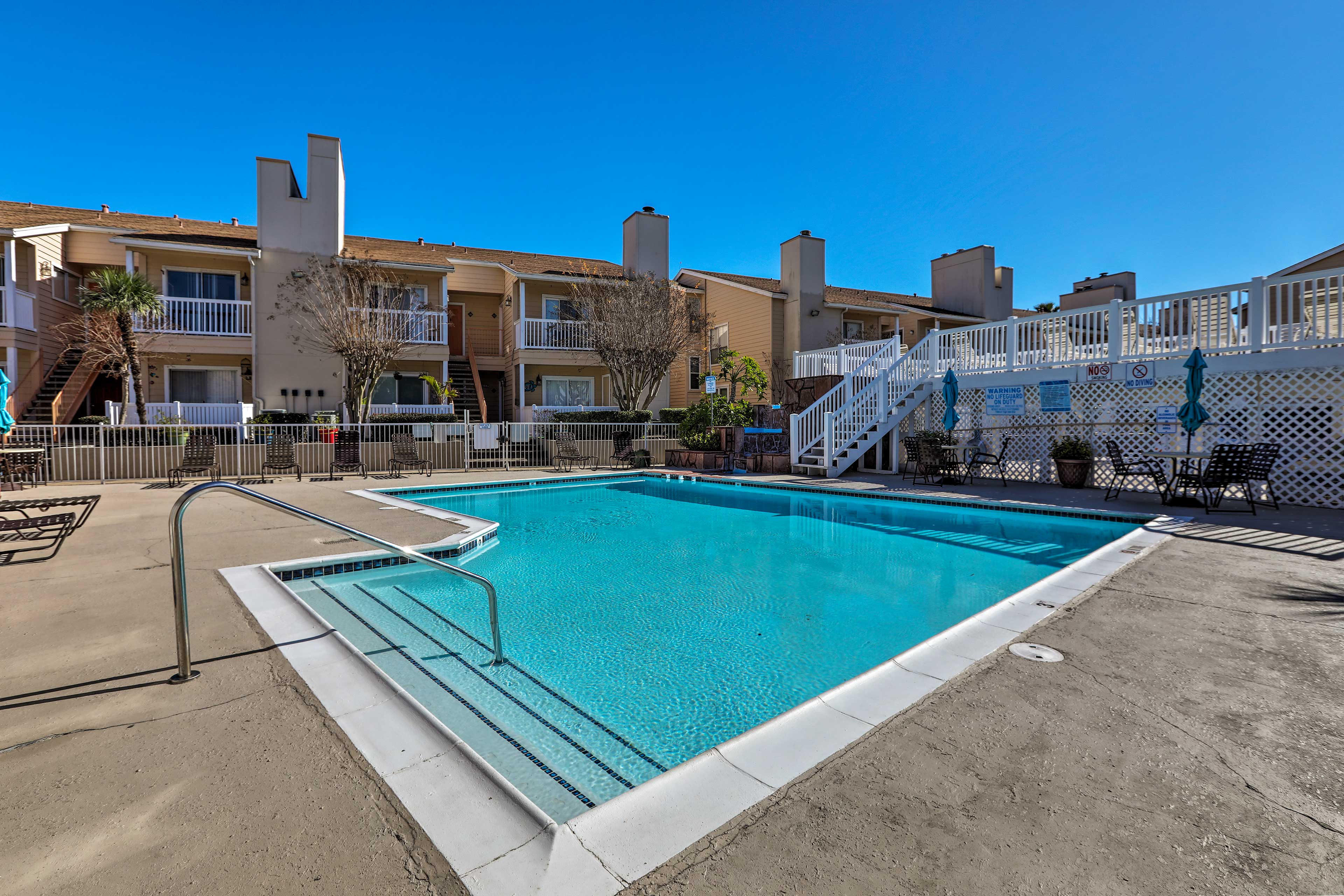 Community Amenities | Outdoor Pool | Pool Toys | Dining Areas