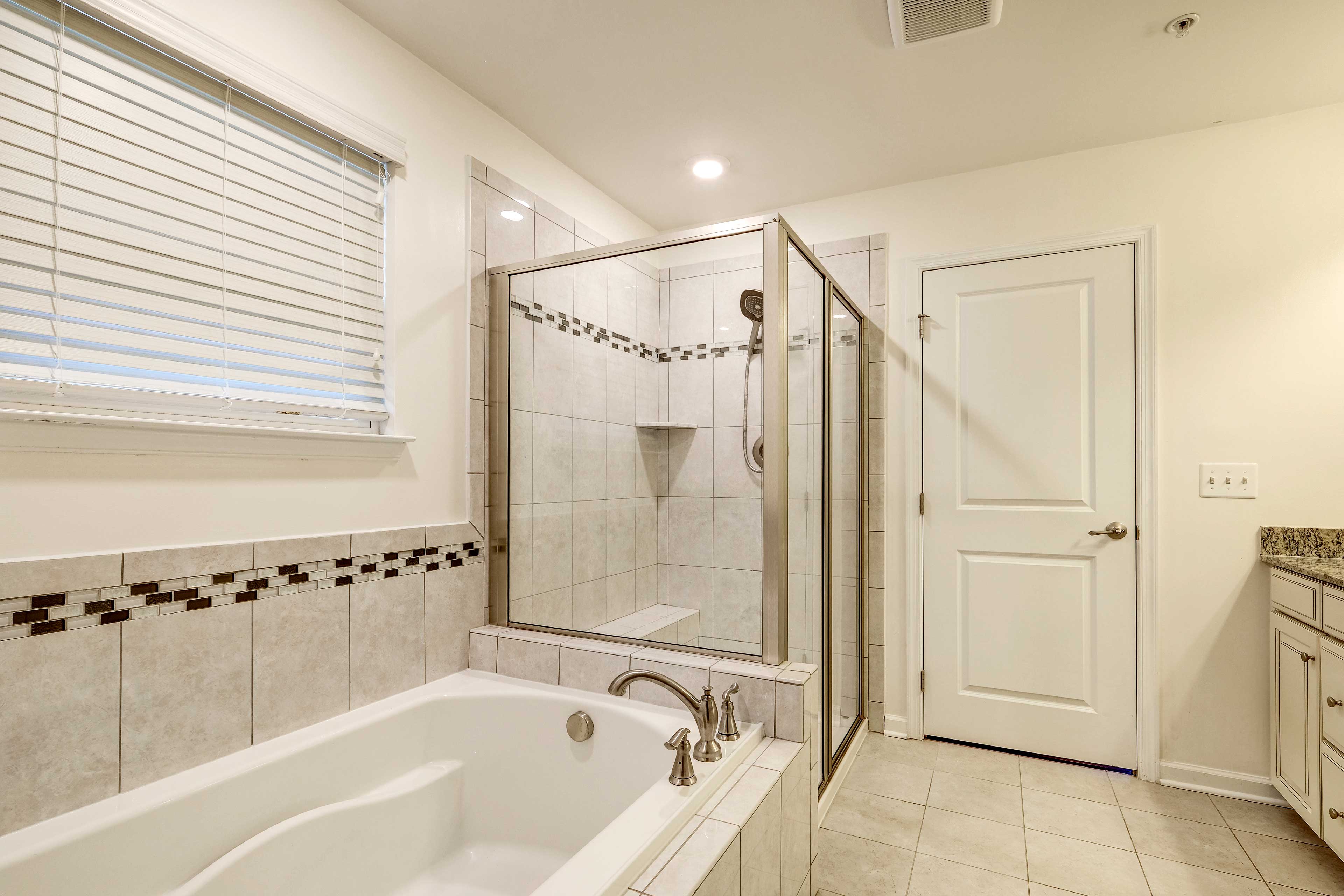 En-Suite Bathroom | Soaker Tub | Double Sinks | 2nd Floor