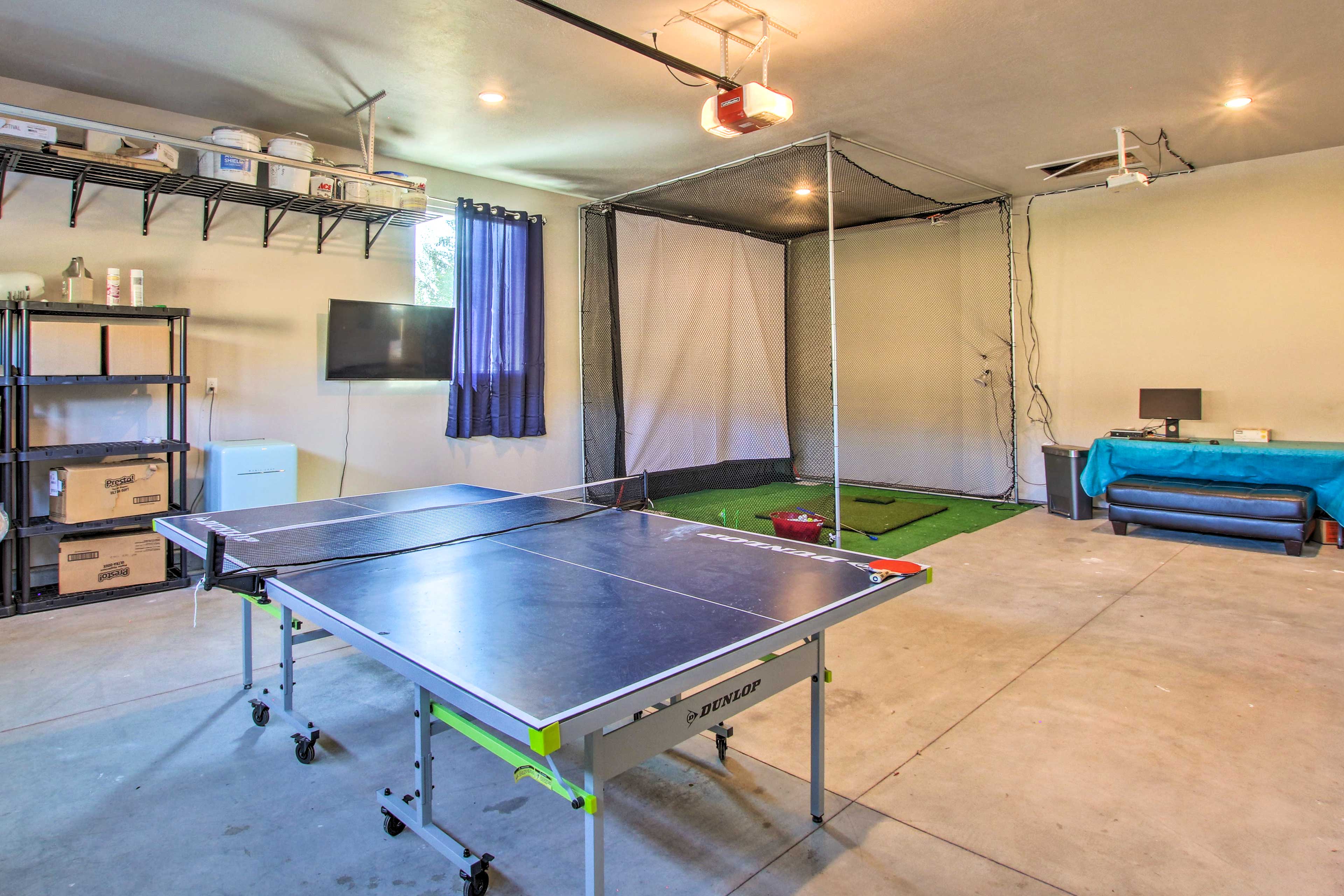 Game Room (Garage) | Golf Simulator | Smart TV