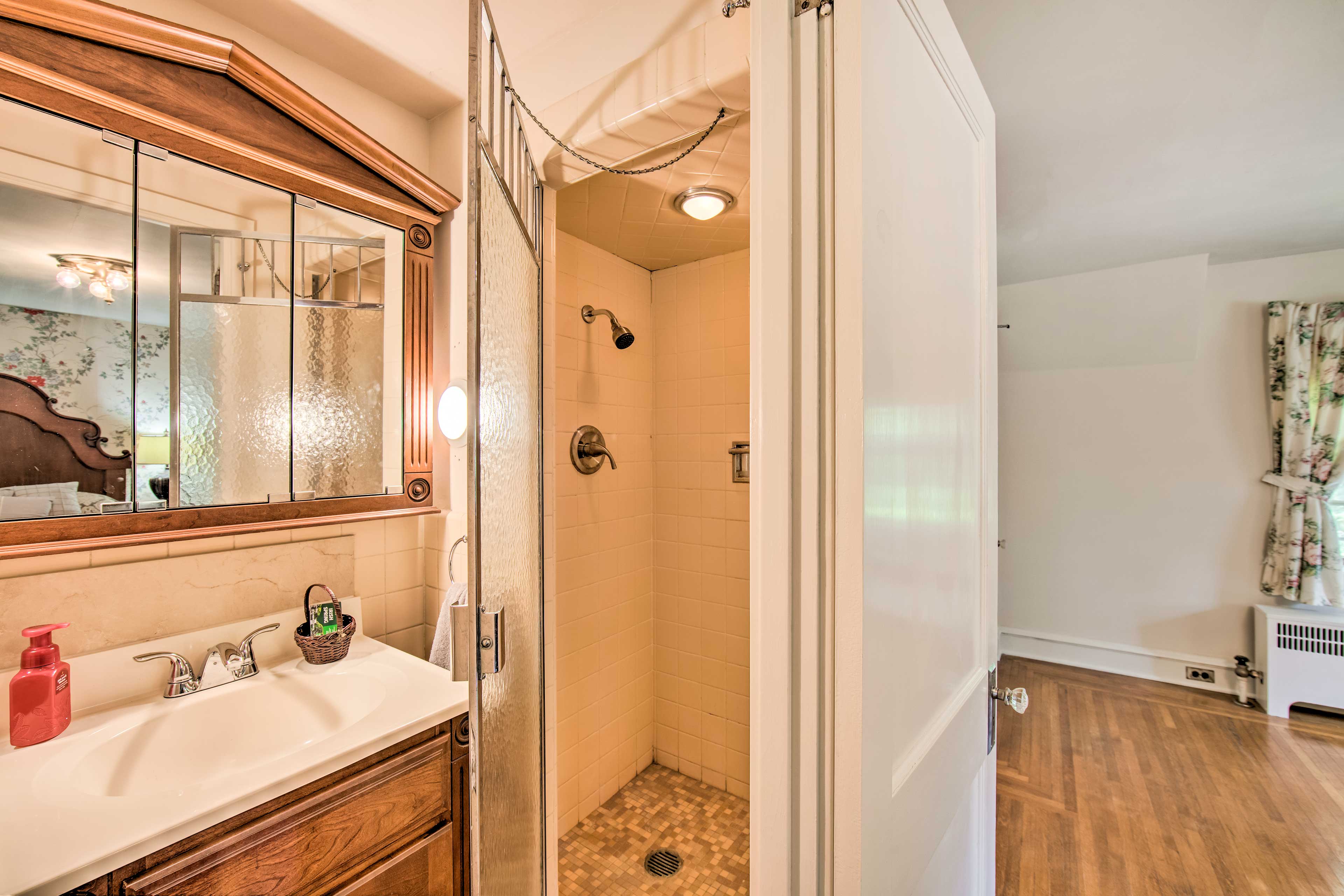 En-Suite Bathroom | Towels Provided | Complimentary Toiletries