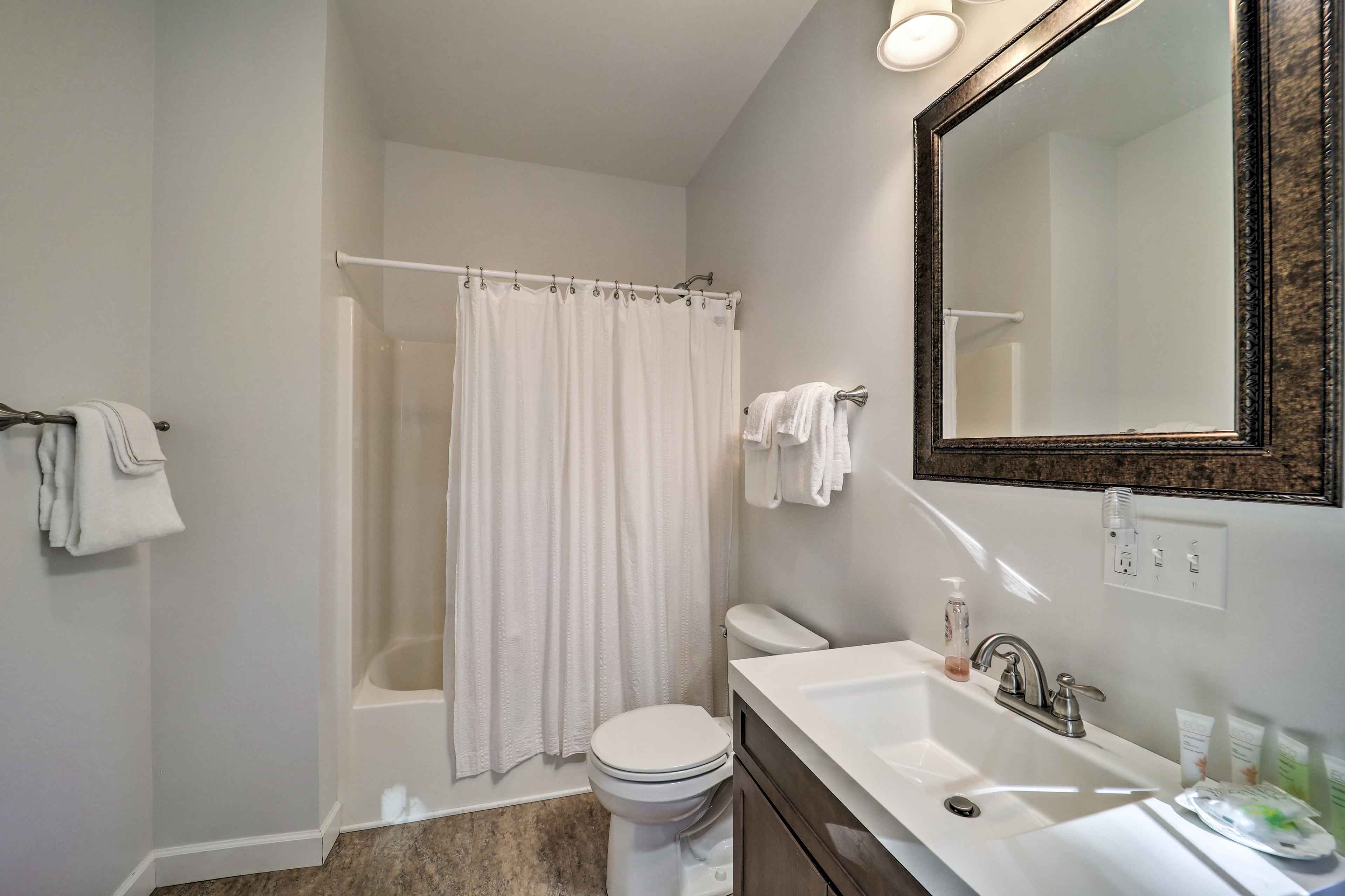 En-Suite Bathroom | Towels Provided | Complimentary Toiletries