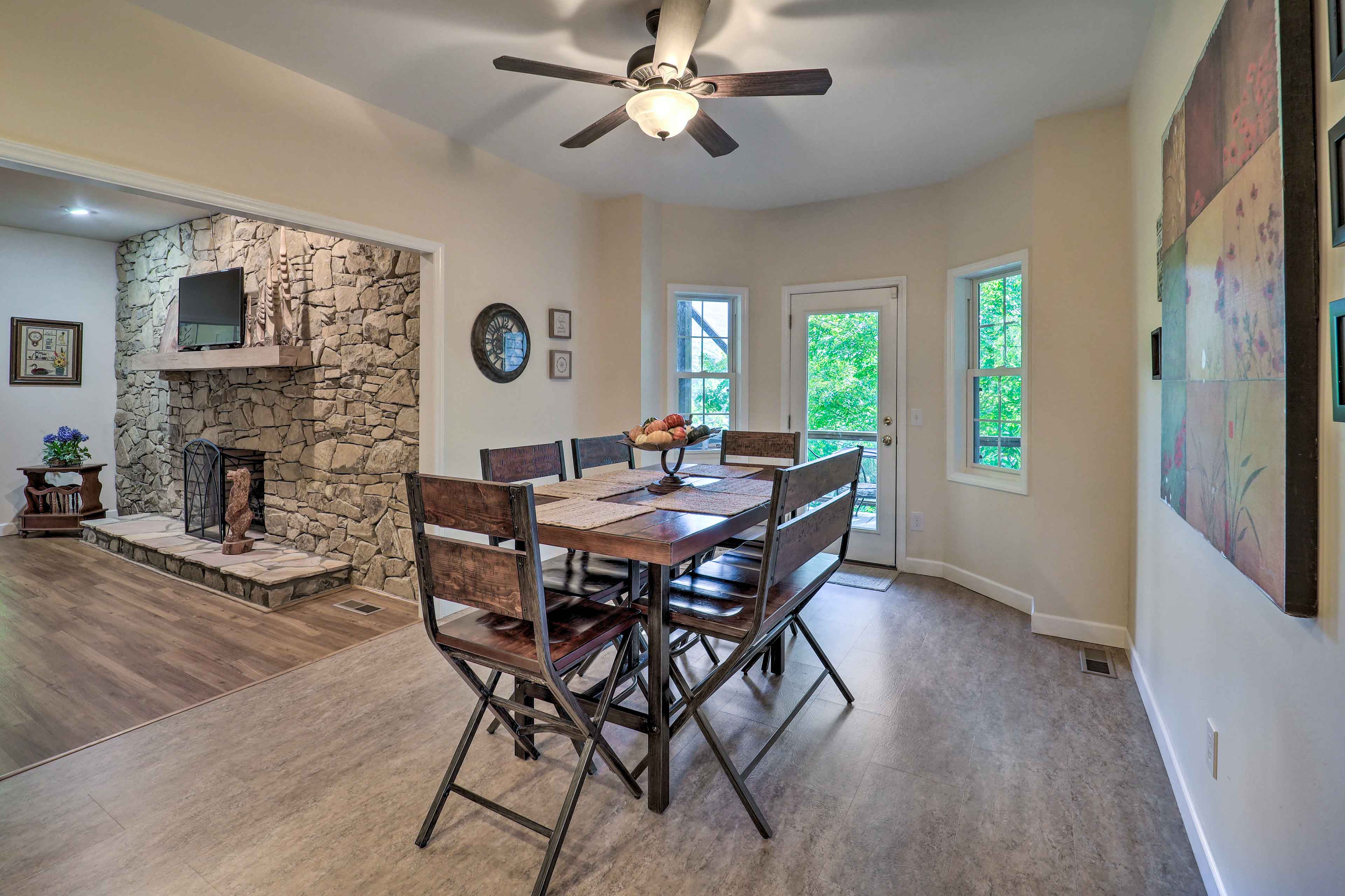 Dining Area | Dishware & Flatware Provided