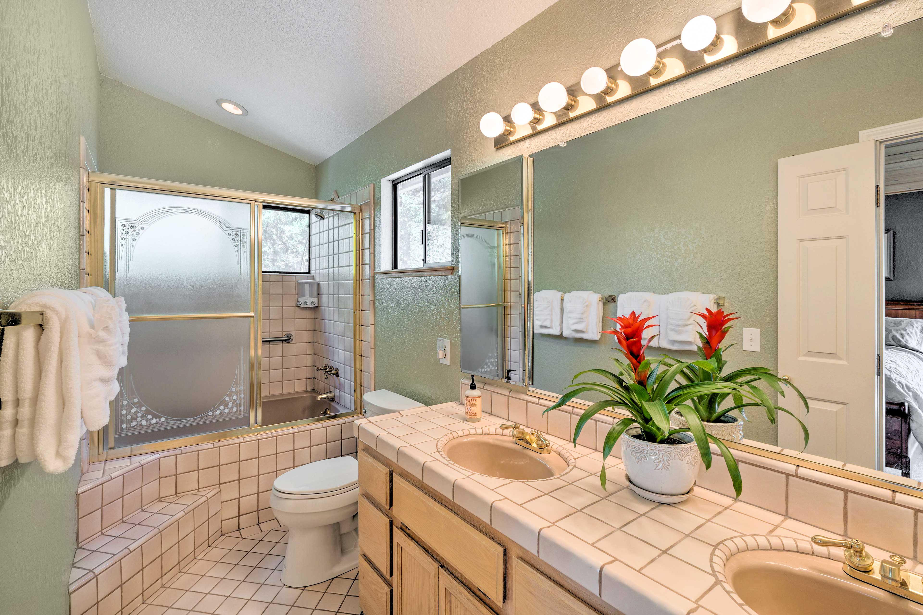 En-Suite Bathroom | Towels Provided