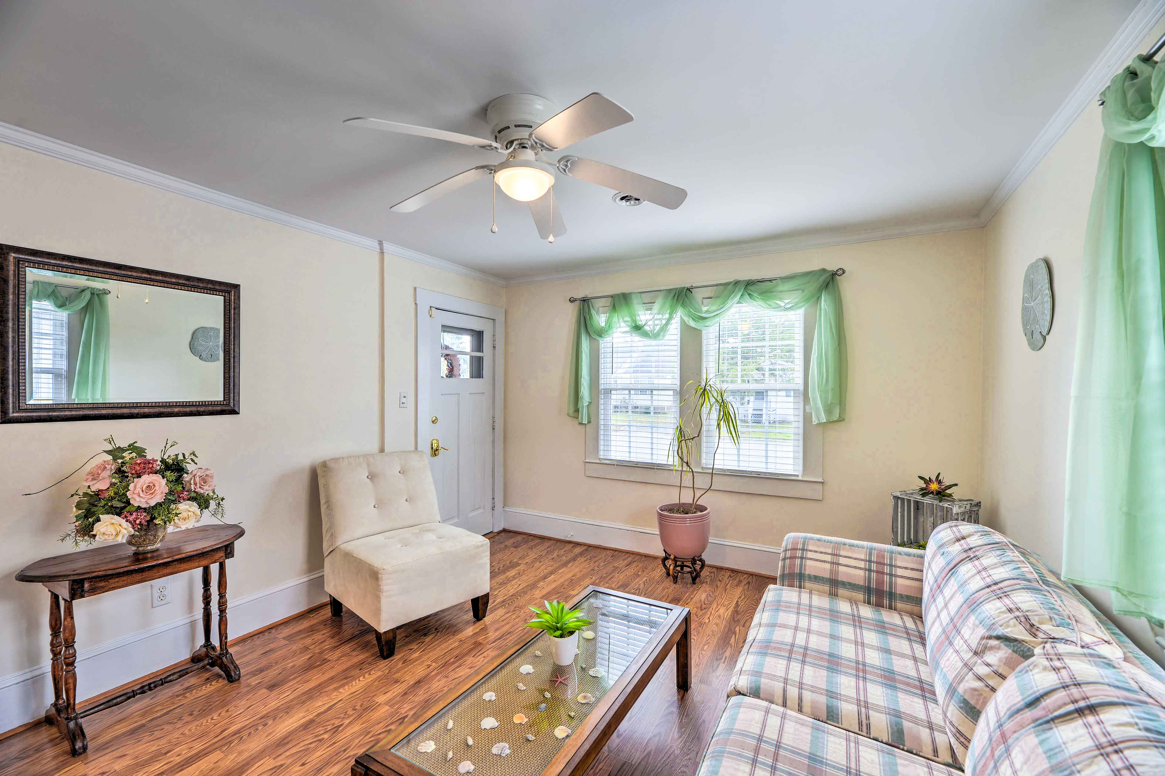 Living Room | Ceiling Fans | Central Air Conditioning