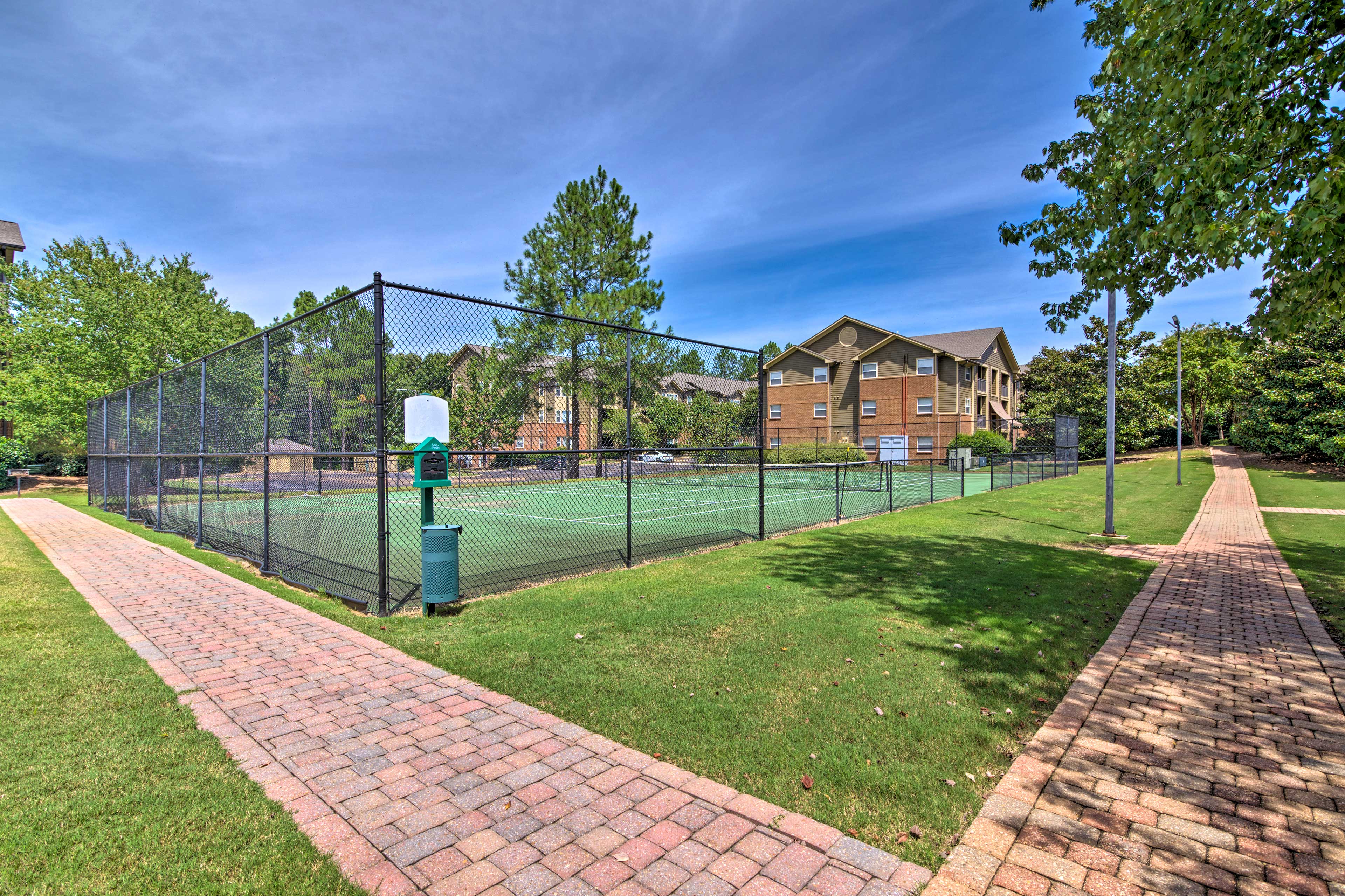 Community Amenities | Tennis Courts | Charcoal Grills | Sauna | Fitness Center